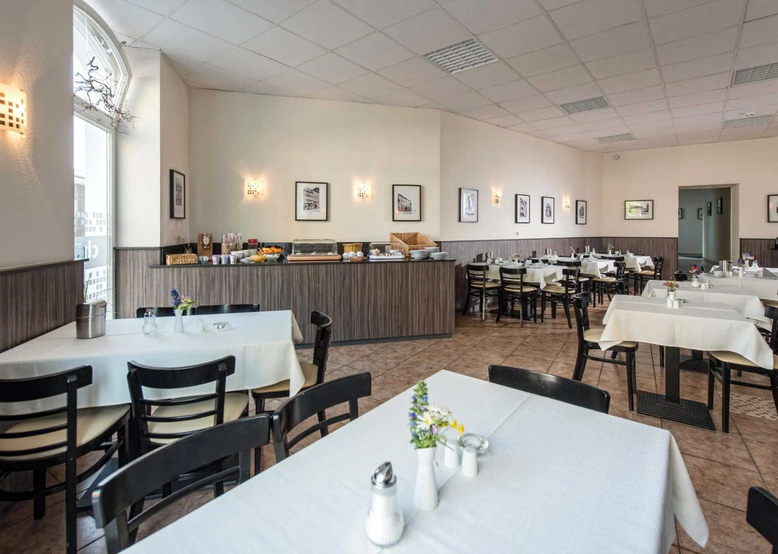 Restaurant/places to eat in City Hotel