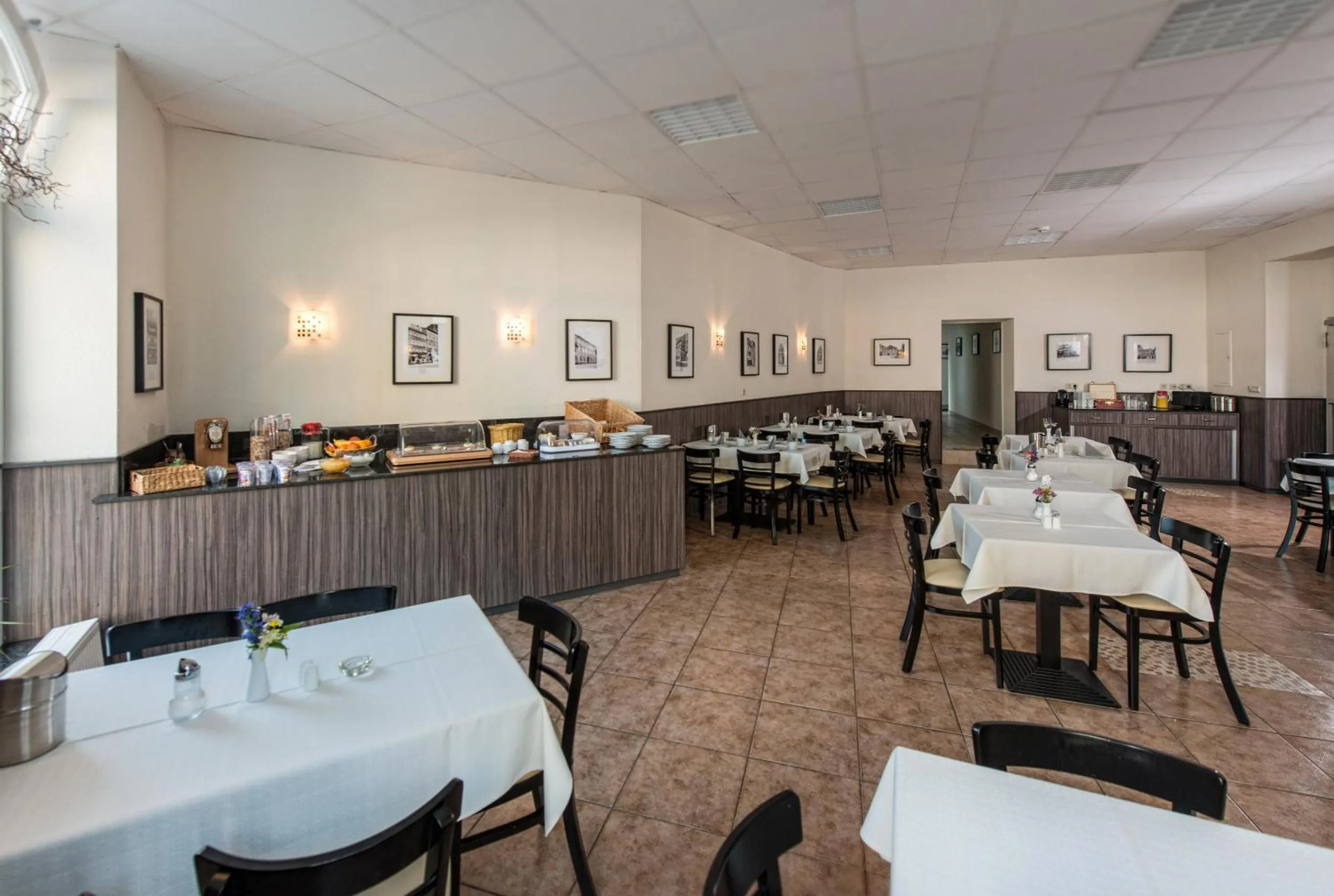 Restaurant/places to eat in City Hotel