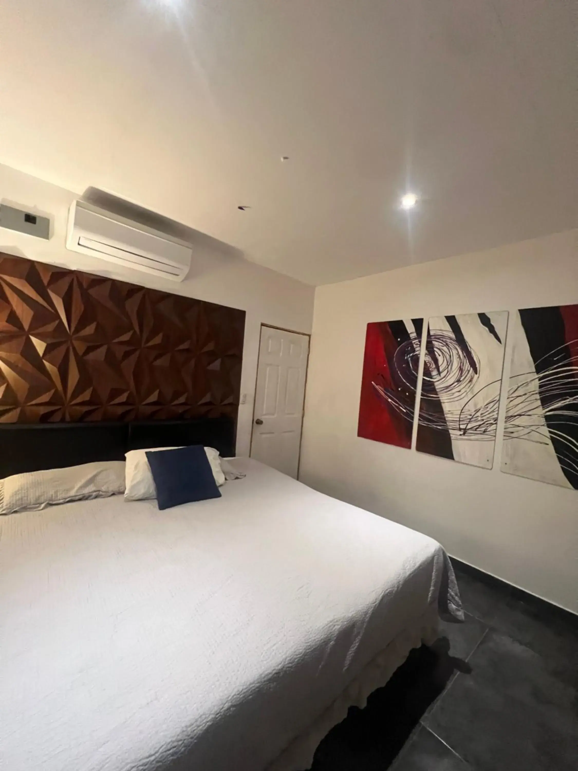 Queen Room with Pool View - single occupancy in VILLA NAPOLI Queen Room with Pool View - single occupancy in VILLA NAPOLI