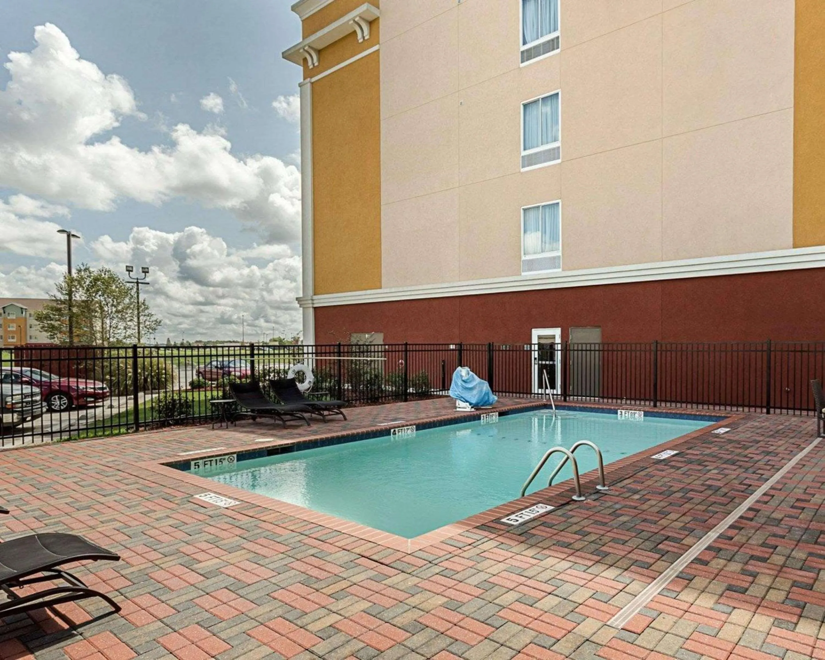 Swimming pool in Comfort Suites near Tanger Outlet Mall