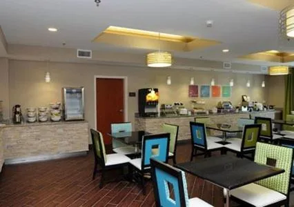 Restaurant/places to eat in Comfort Suites near Tanger Outlet Mall
