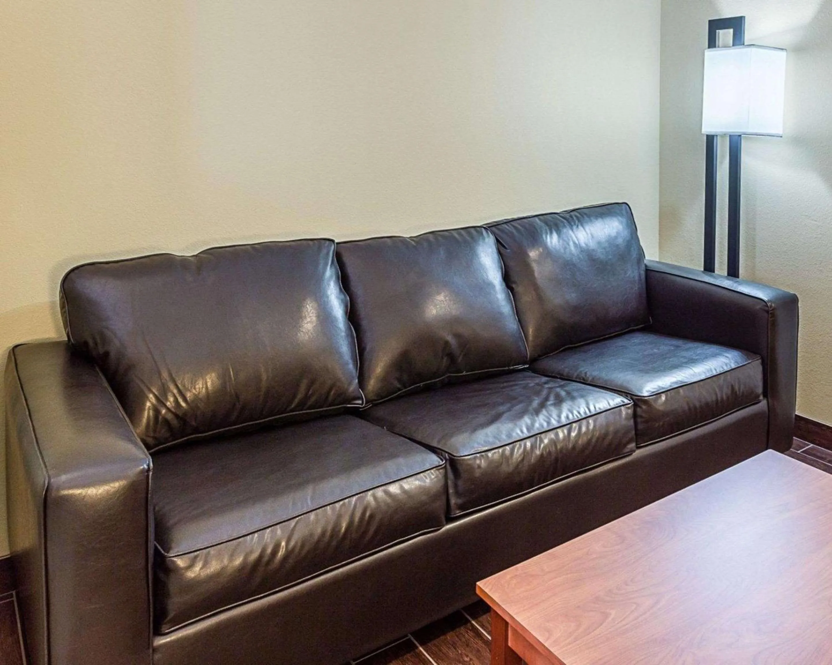 Bedroom in Comfort Suites near Tanger Outlet Mall