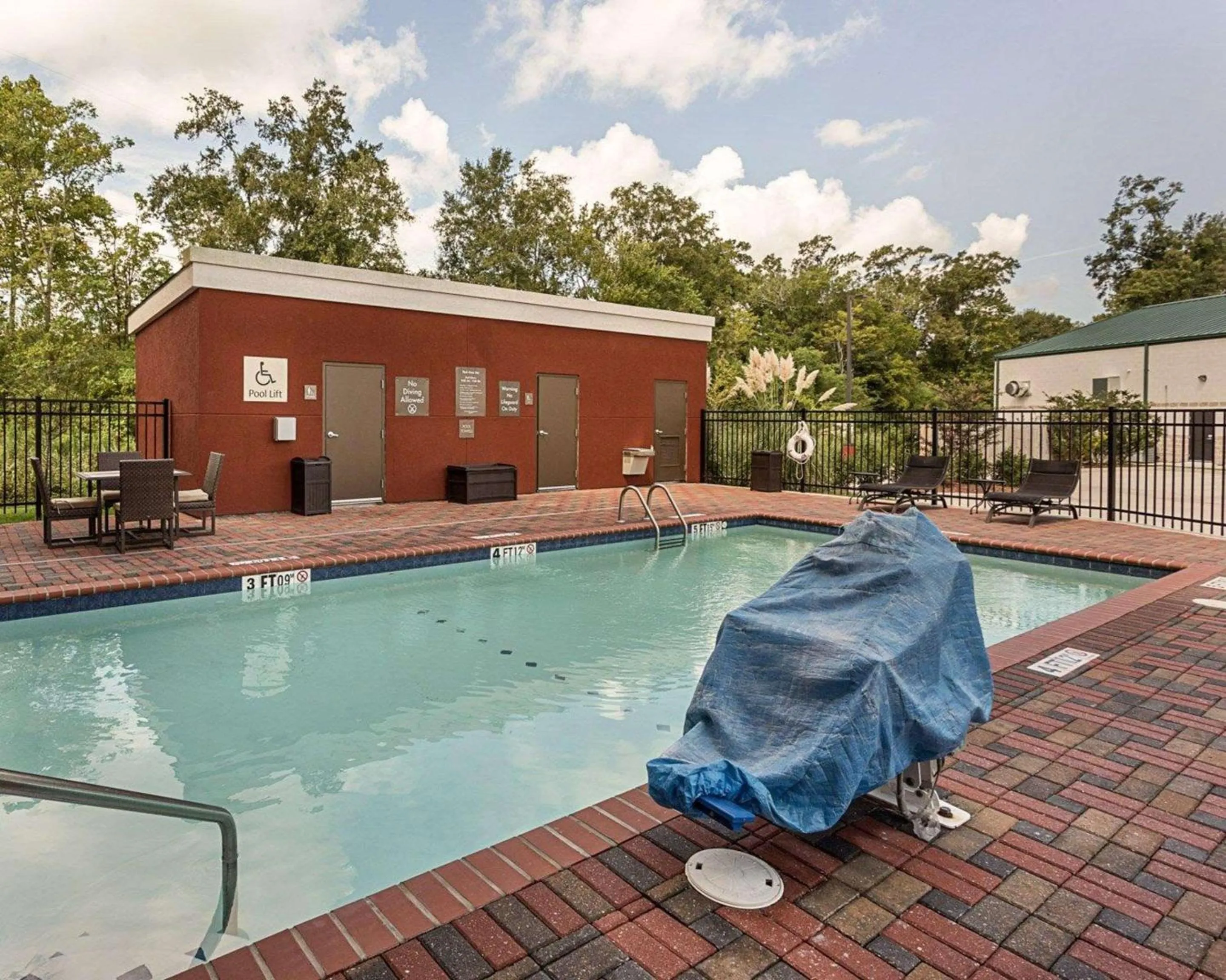 Swimming pool in Comfort Suites near Tanger Outlet Mall