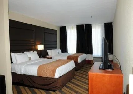 Bedroom, Bed in Comfort Suites near Tanger Outlet Mall
