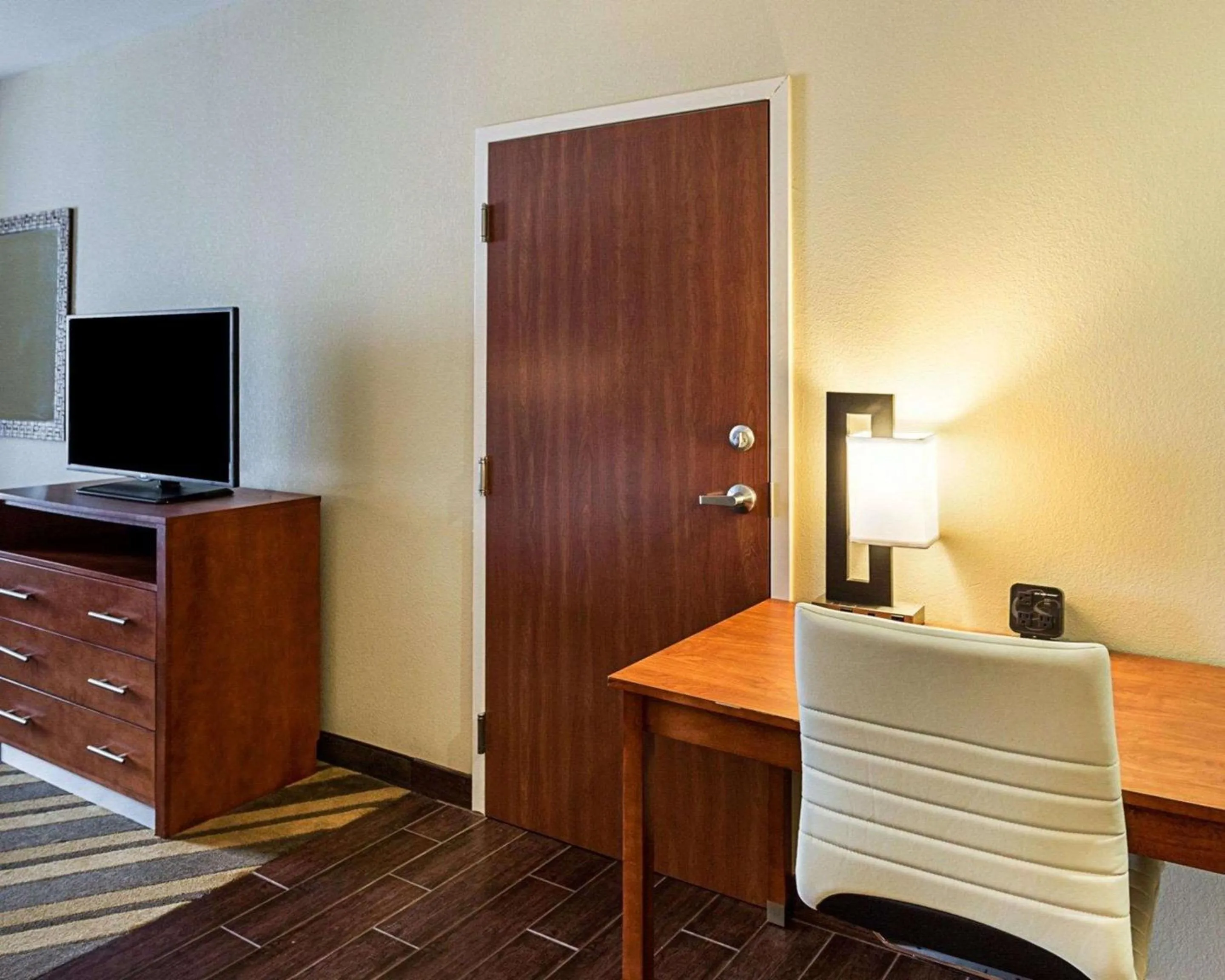 Bedroom in Comfort Suites near Tanger Outlet Mall
