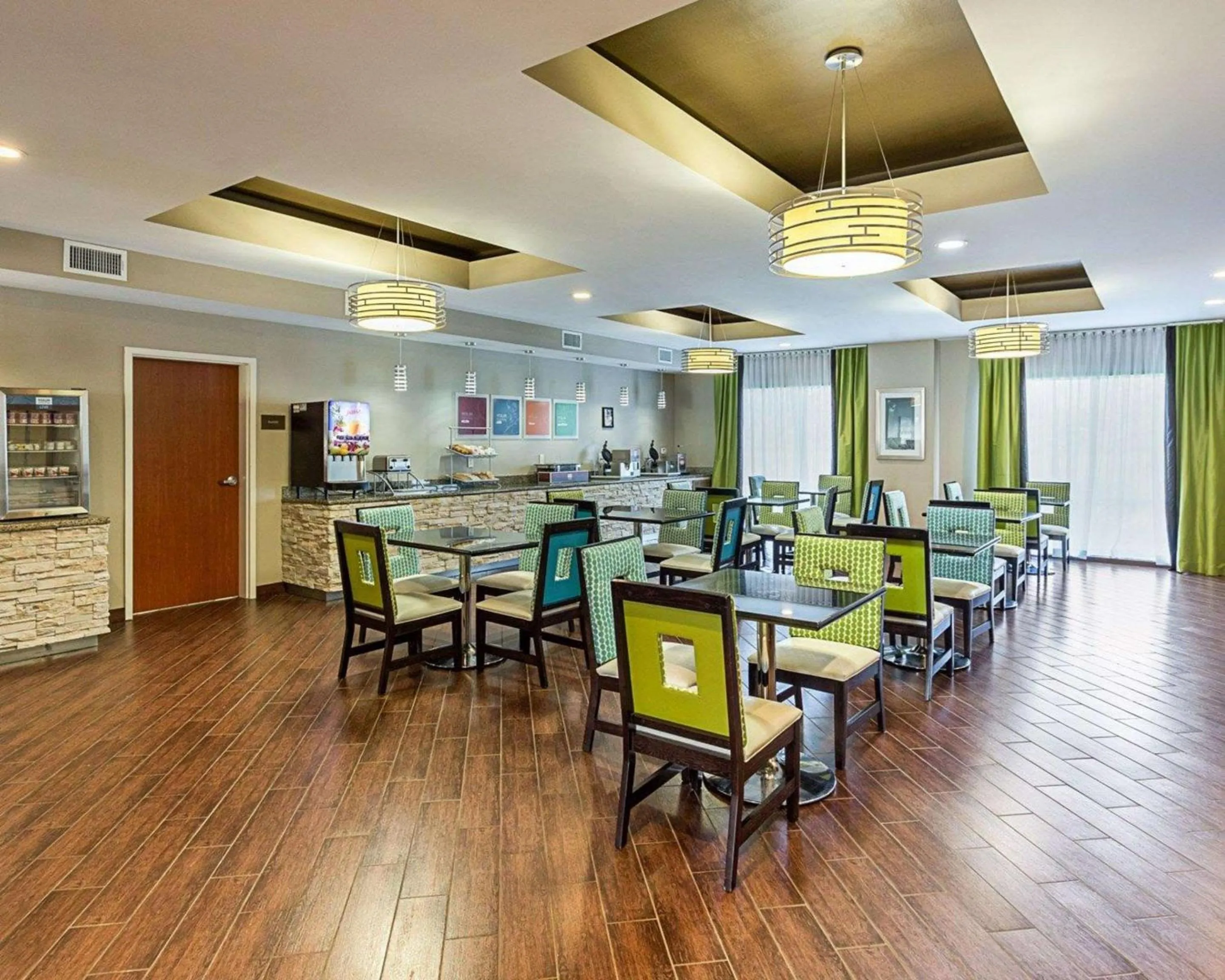 Breakfast in Comfort Suites near Tanger Outlet Mall
