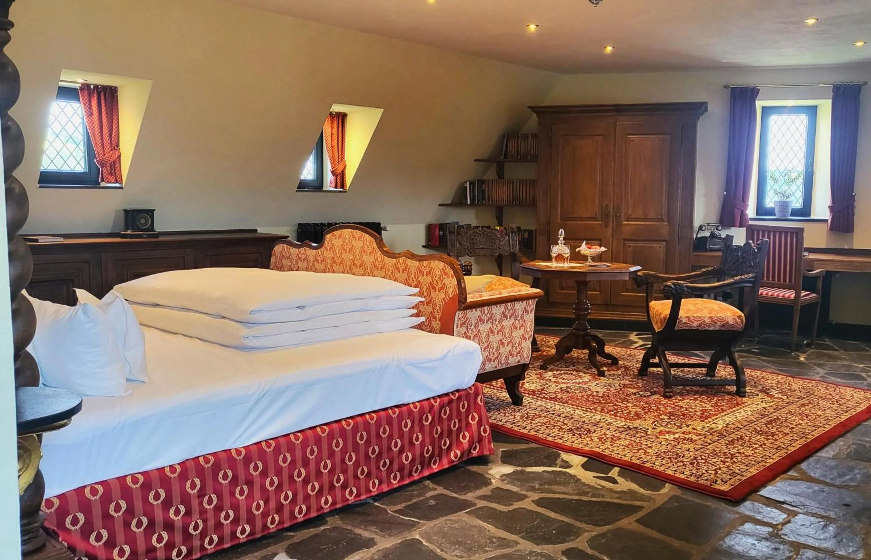 Bedroom in Burghotel auf Schönburg