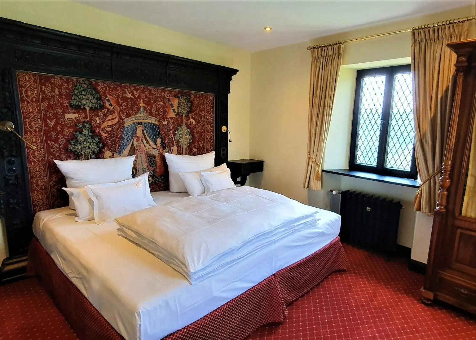 Bed in Burghotel auf Schönburg