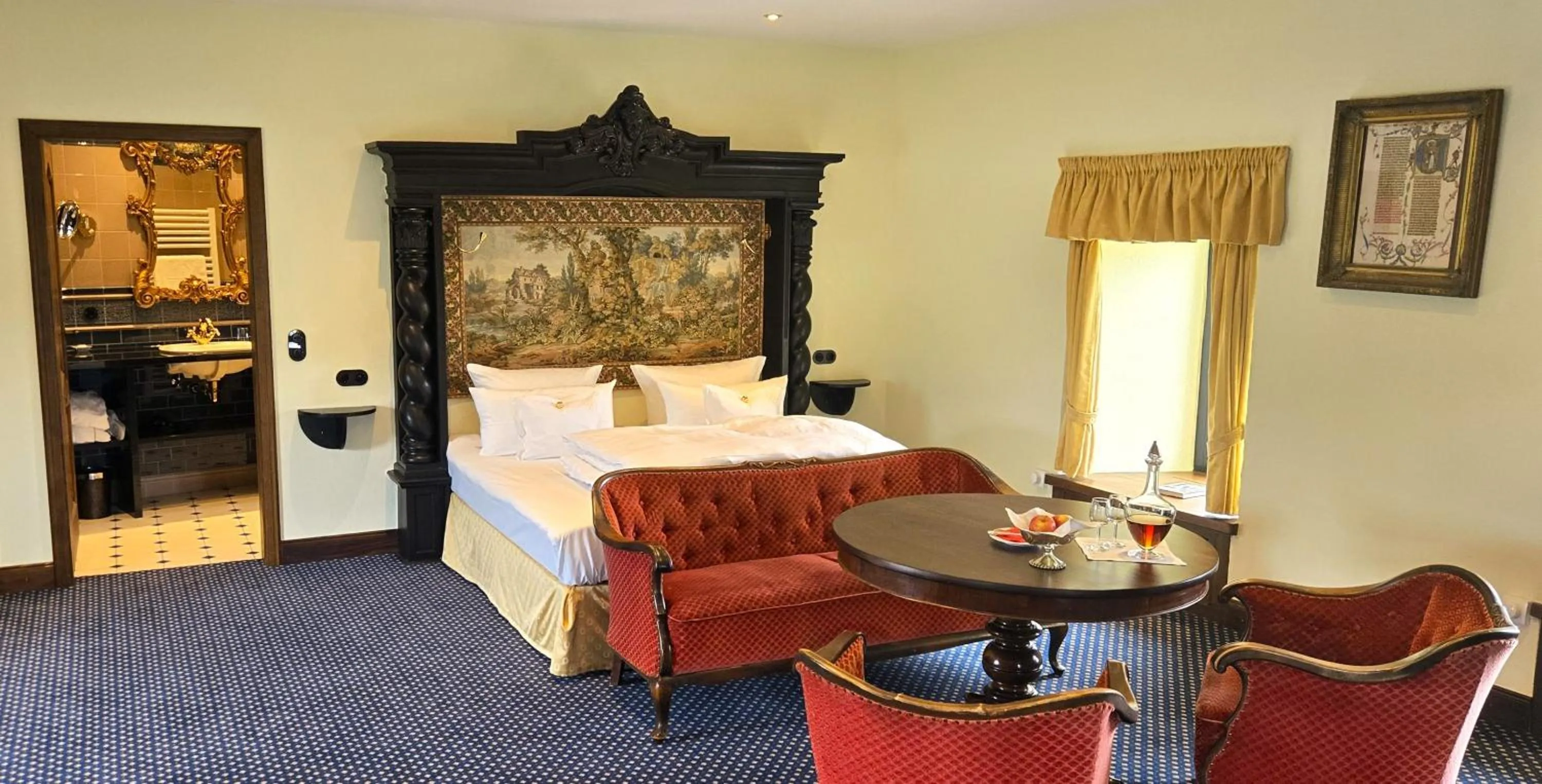 Bed in Burghotel auf Schönburg