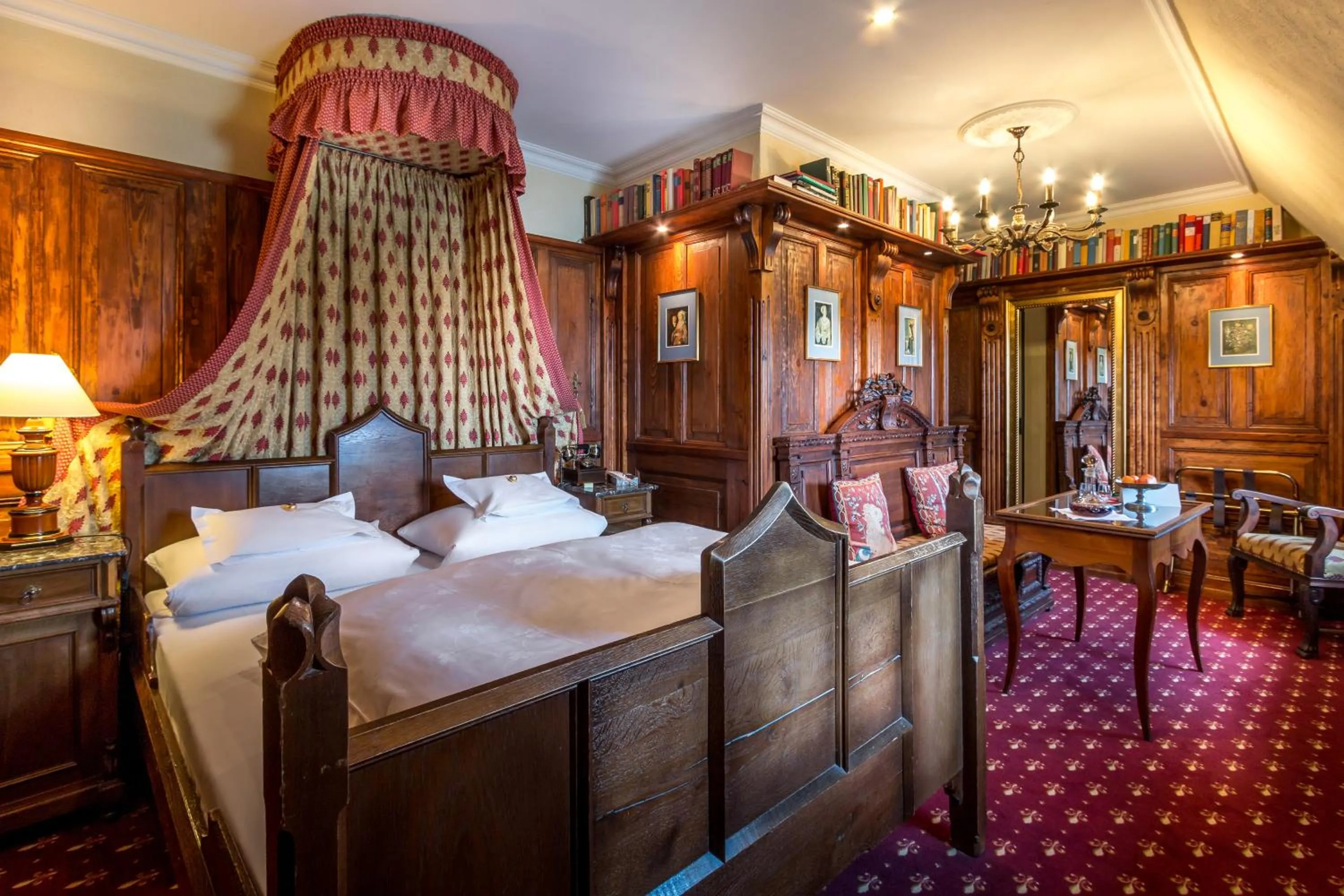 Photo of the whole room, Bed in Burghotel auf Schönburg