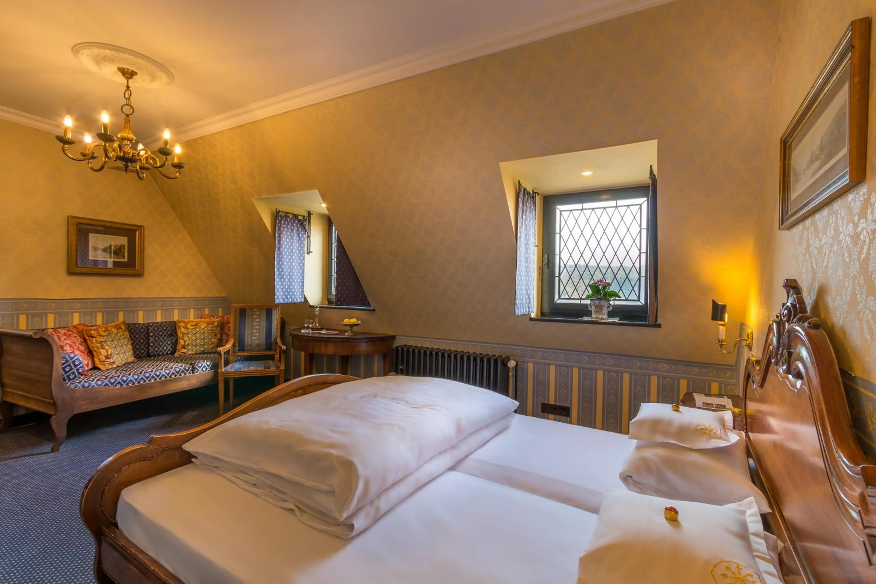 Photo of the whole room, Bed in Burghotel auf Schönburg