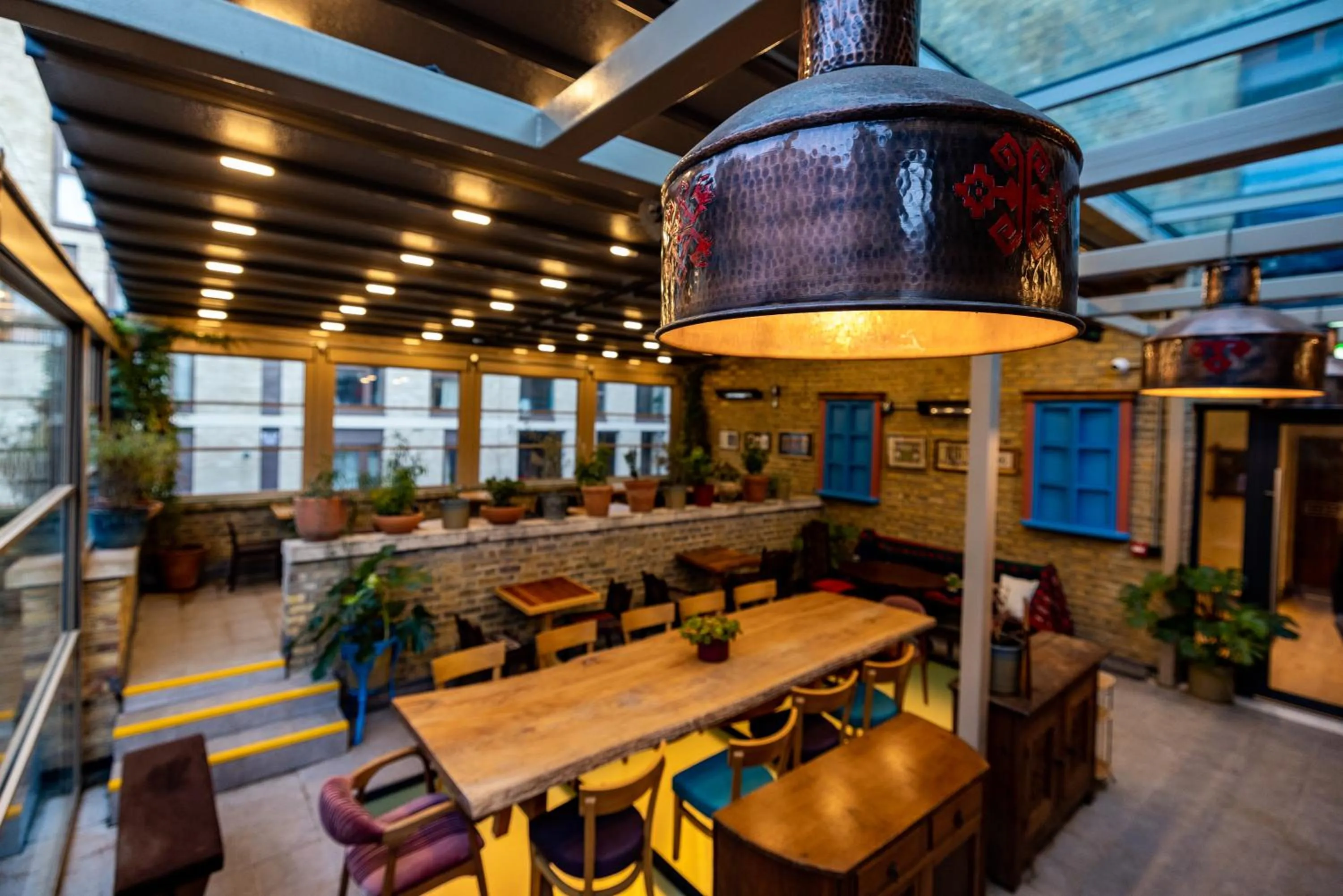 Restaurant/places to eat in Limehouse Library Hotel