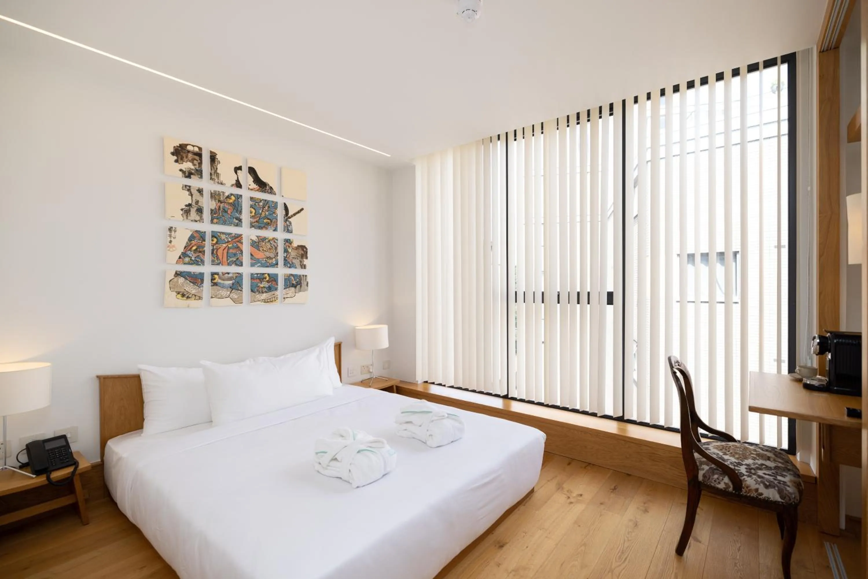 Bed in Limehouse Library Hotel