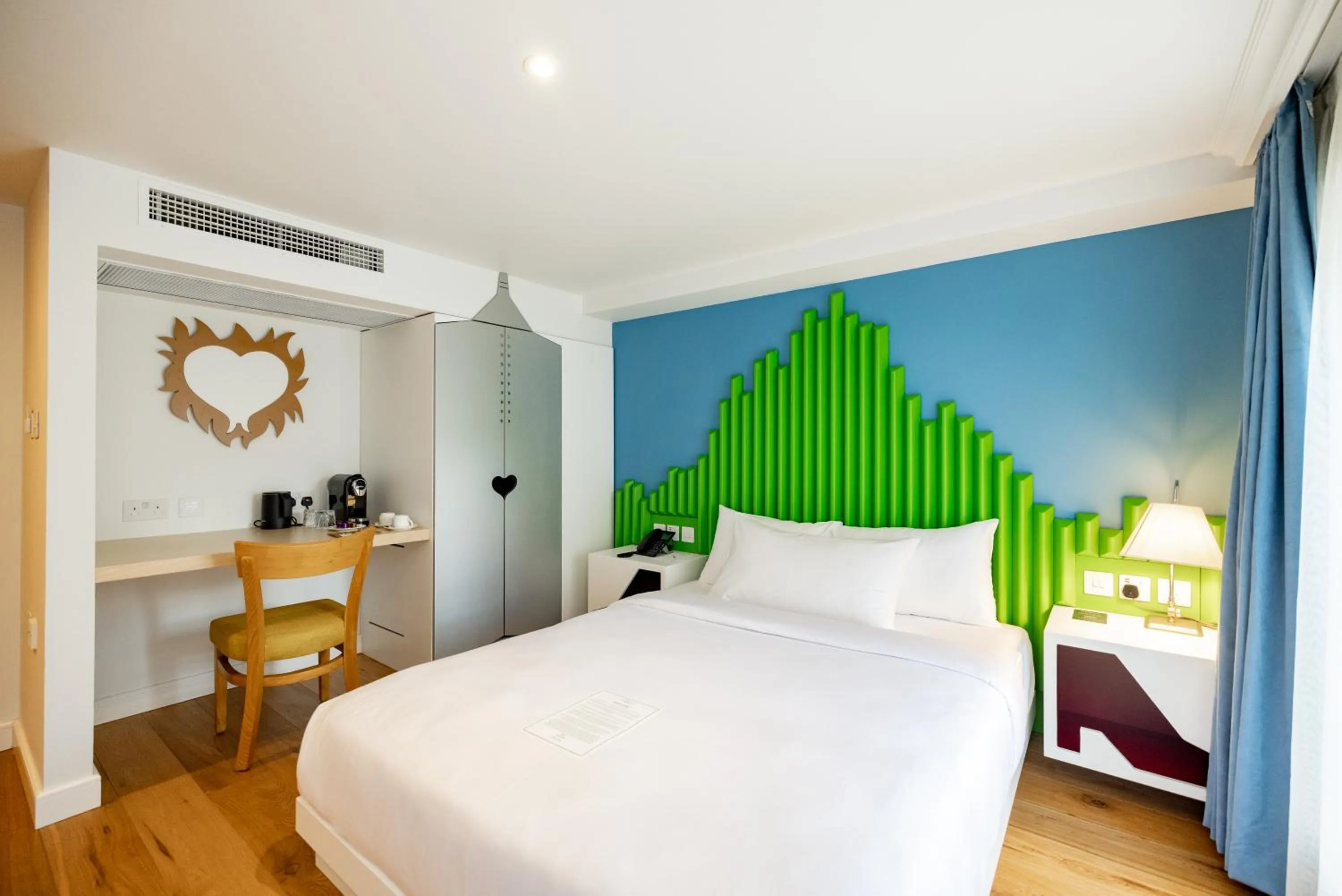 Bed in Limehouse Library Hotel