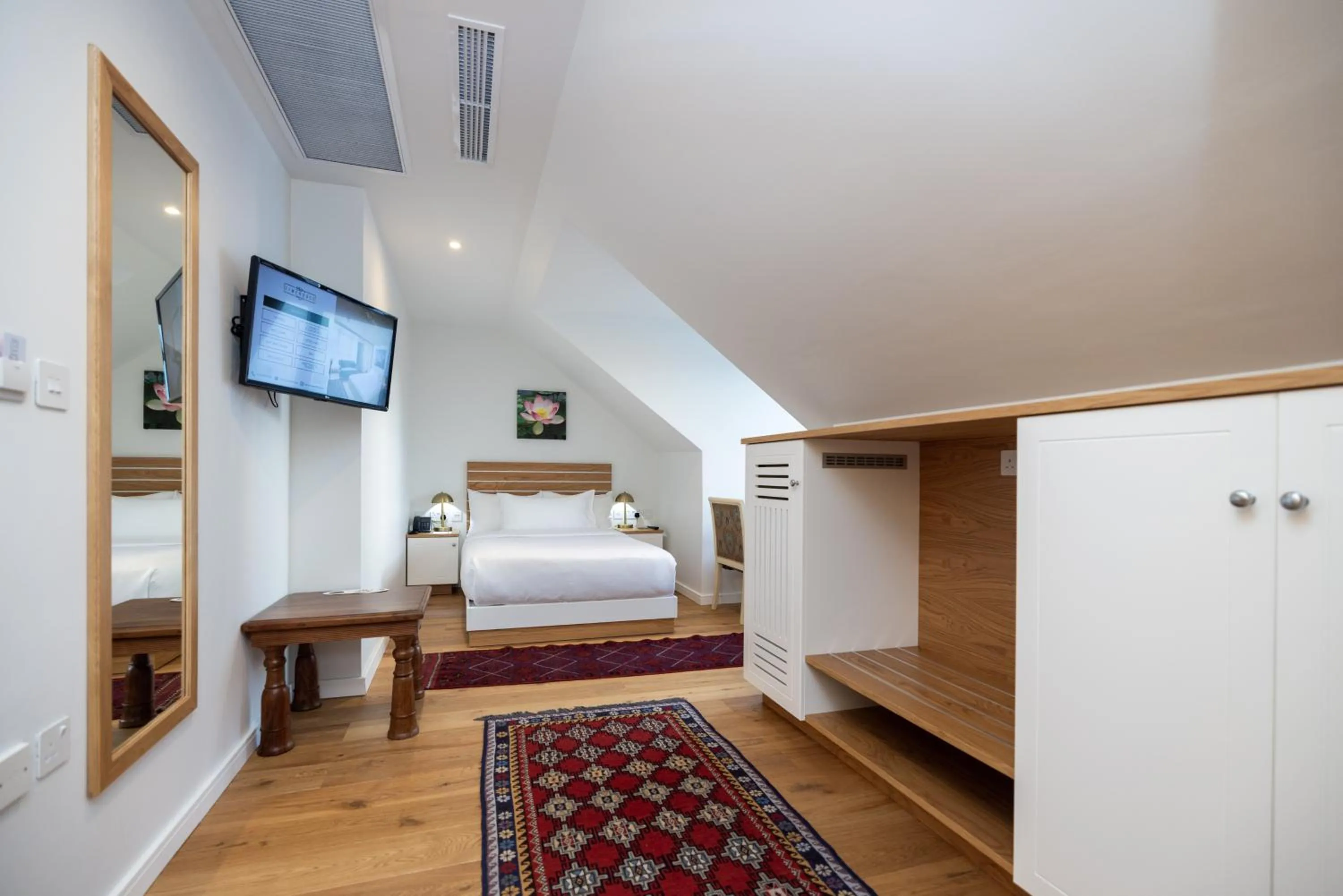 Bed in Limehouse Library Hotel