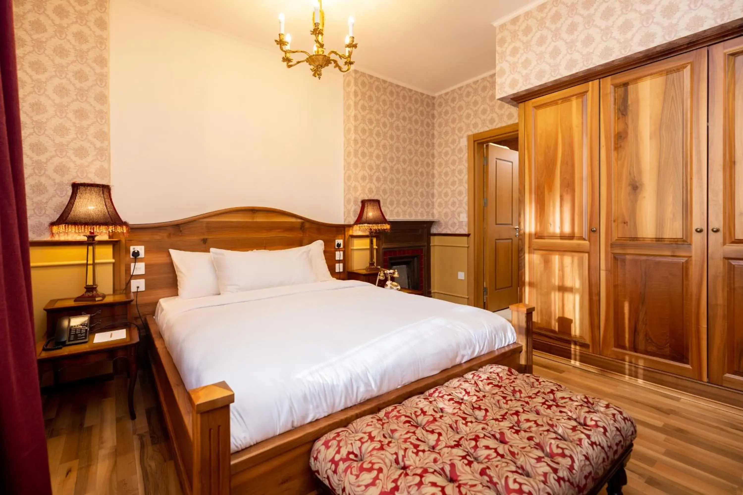 Deluxe Suite in Limehouse Library Hotel Deluxe Suite in Limehouse Library Hotel