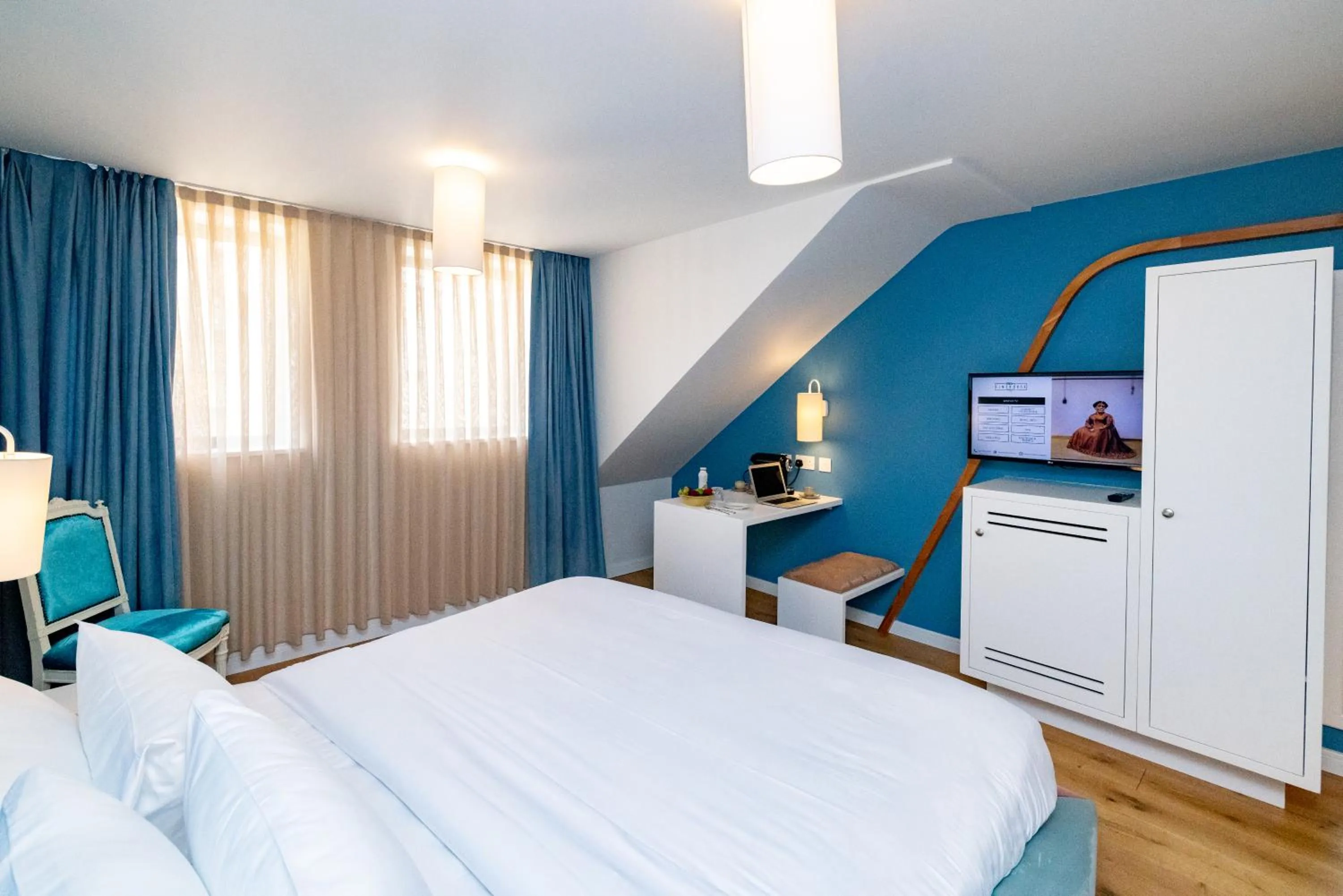 Bed in Limehouse Library Hotel