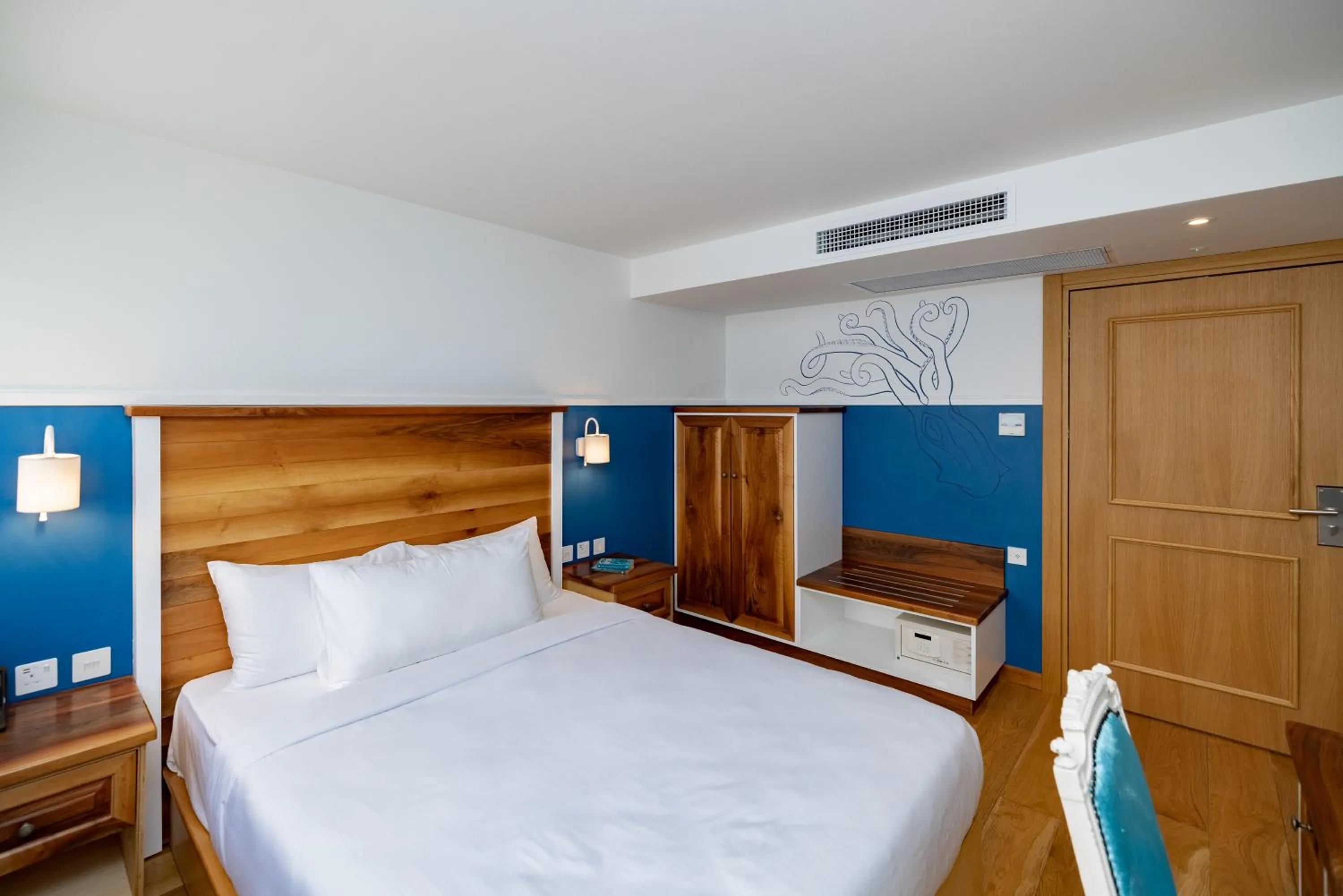 Bed in Limehouse Library Hotel