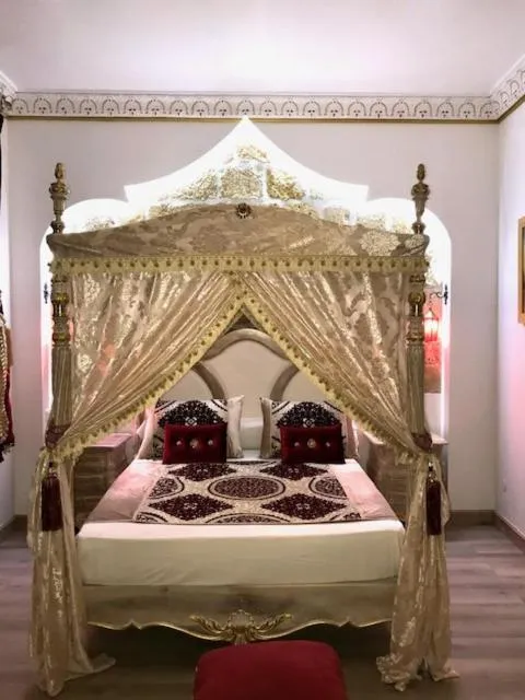 Bed in Suite Orientale Maison de L'église du Couvent