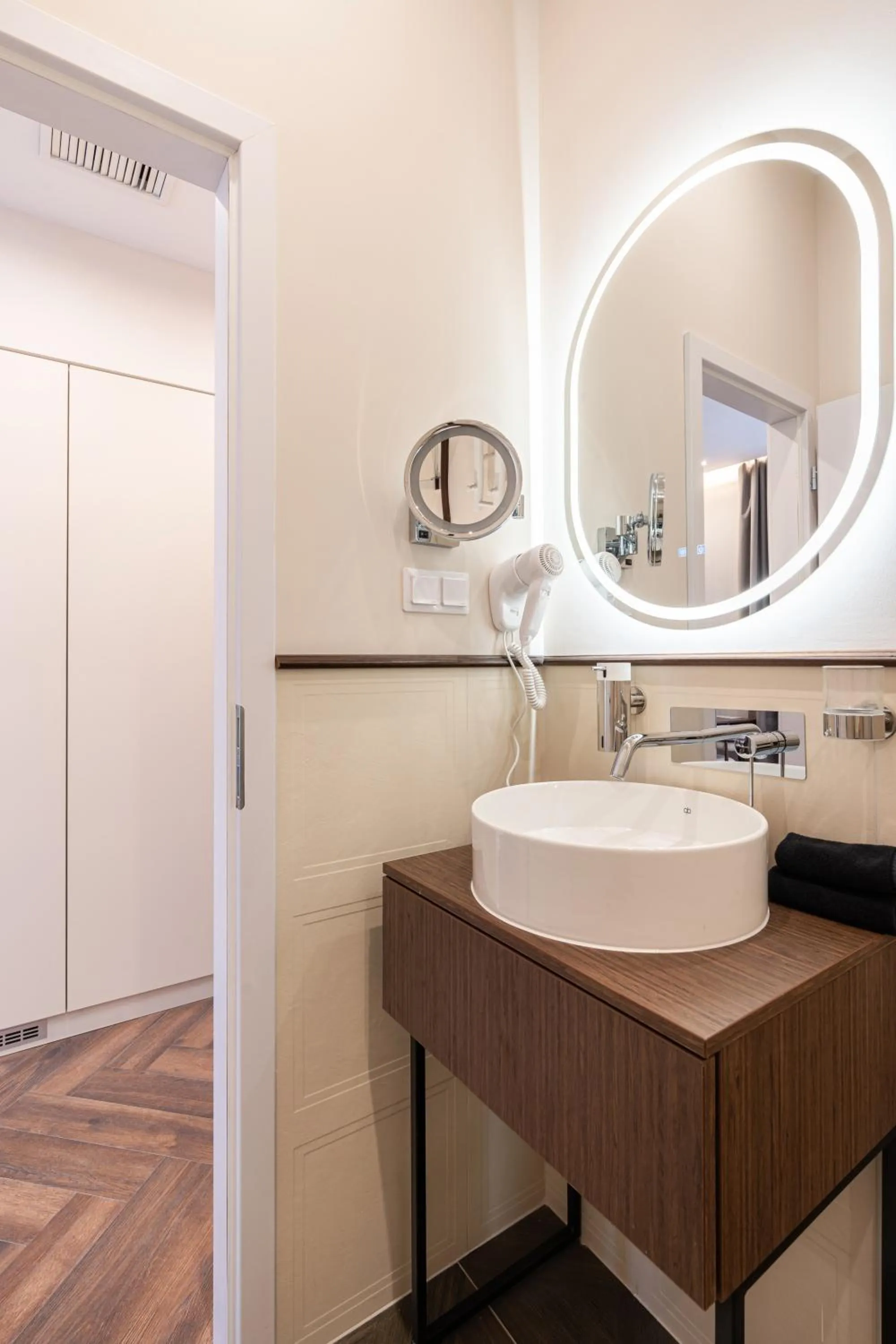 Budapest Eye- Boutique Suites, by BQA