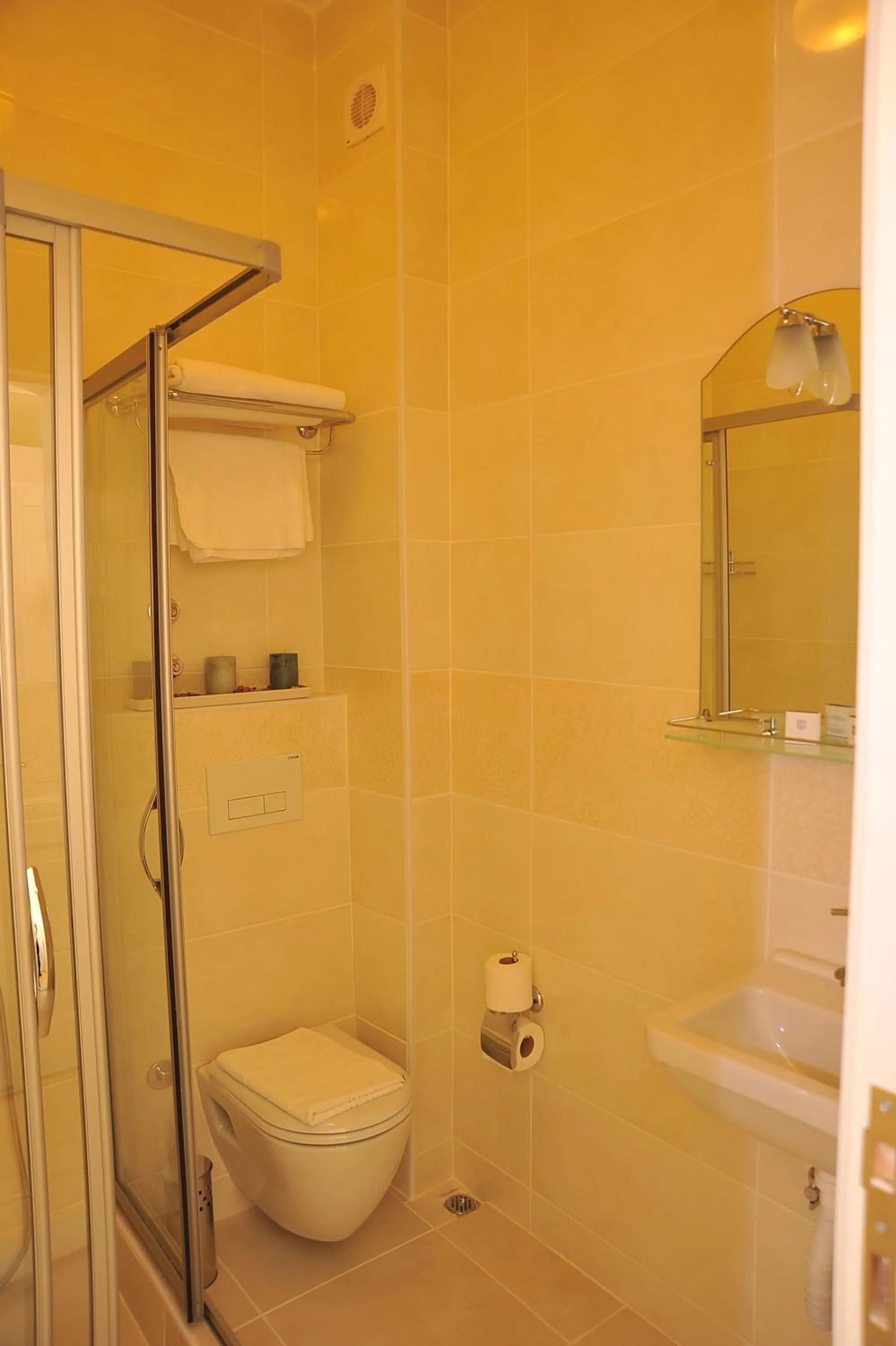 Bathroom in Dualis Hotel