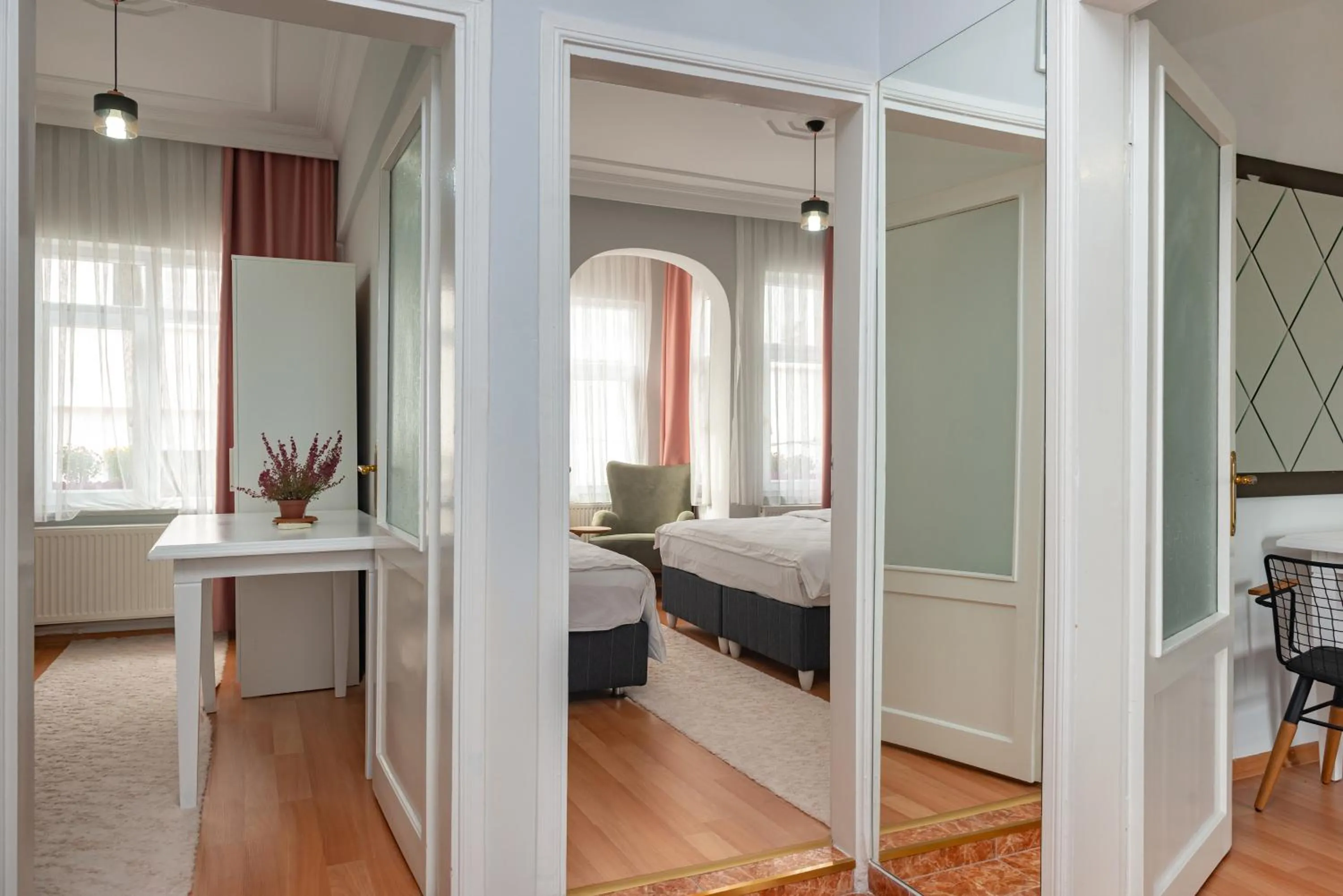 Photo of the whole room, Bed in Dualis Hotel