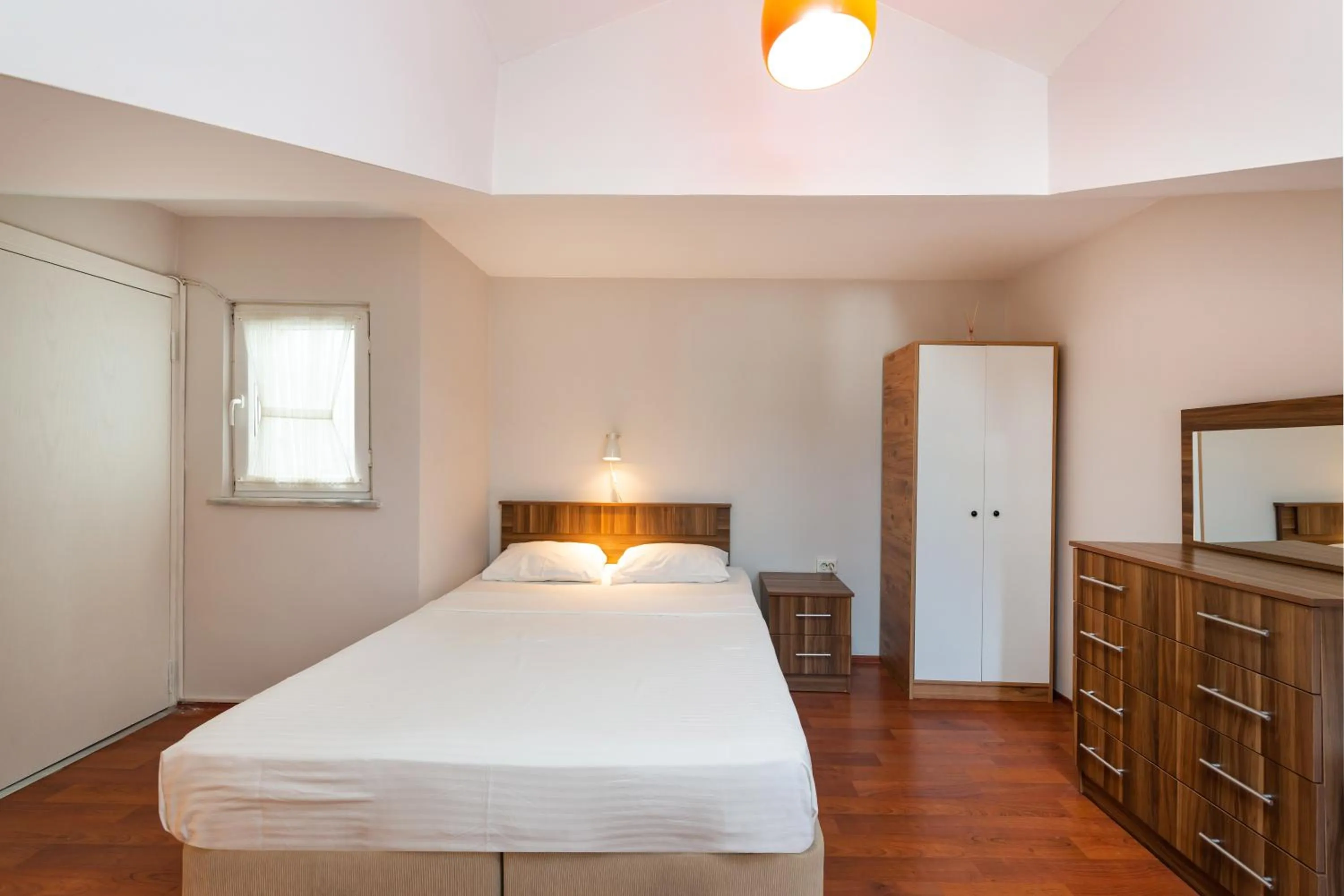 Photo of the whole room, Bed in Dualis Hotel