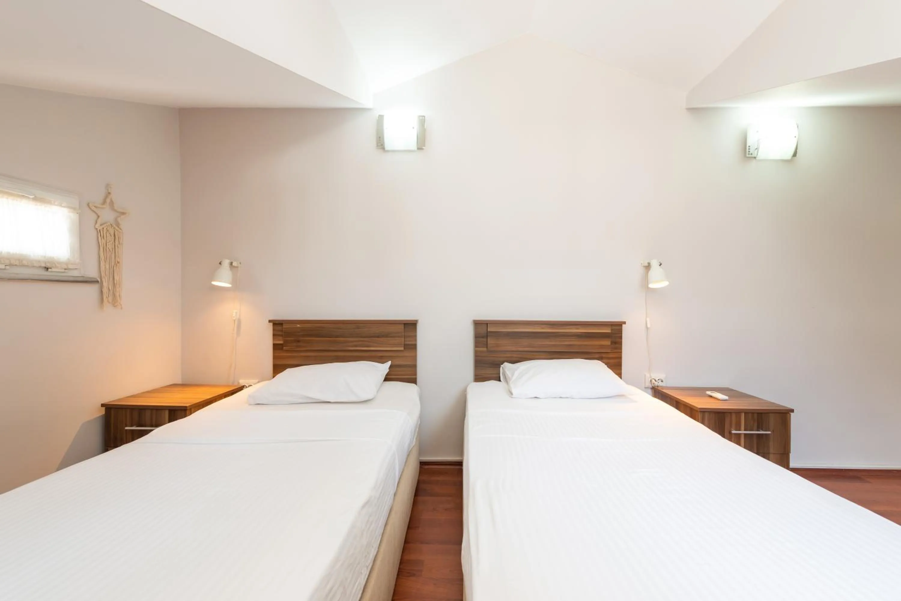 Photo of the whole room, Bed in Dualis Hotel