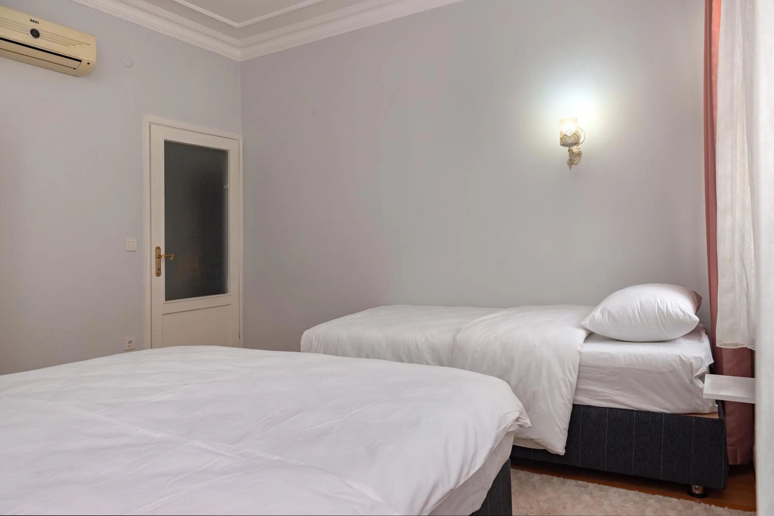 Photo of the whole room, Bed in Dualis Hotel