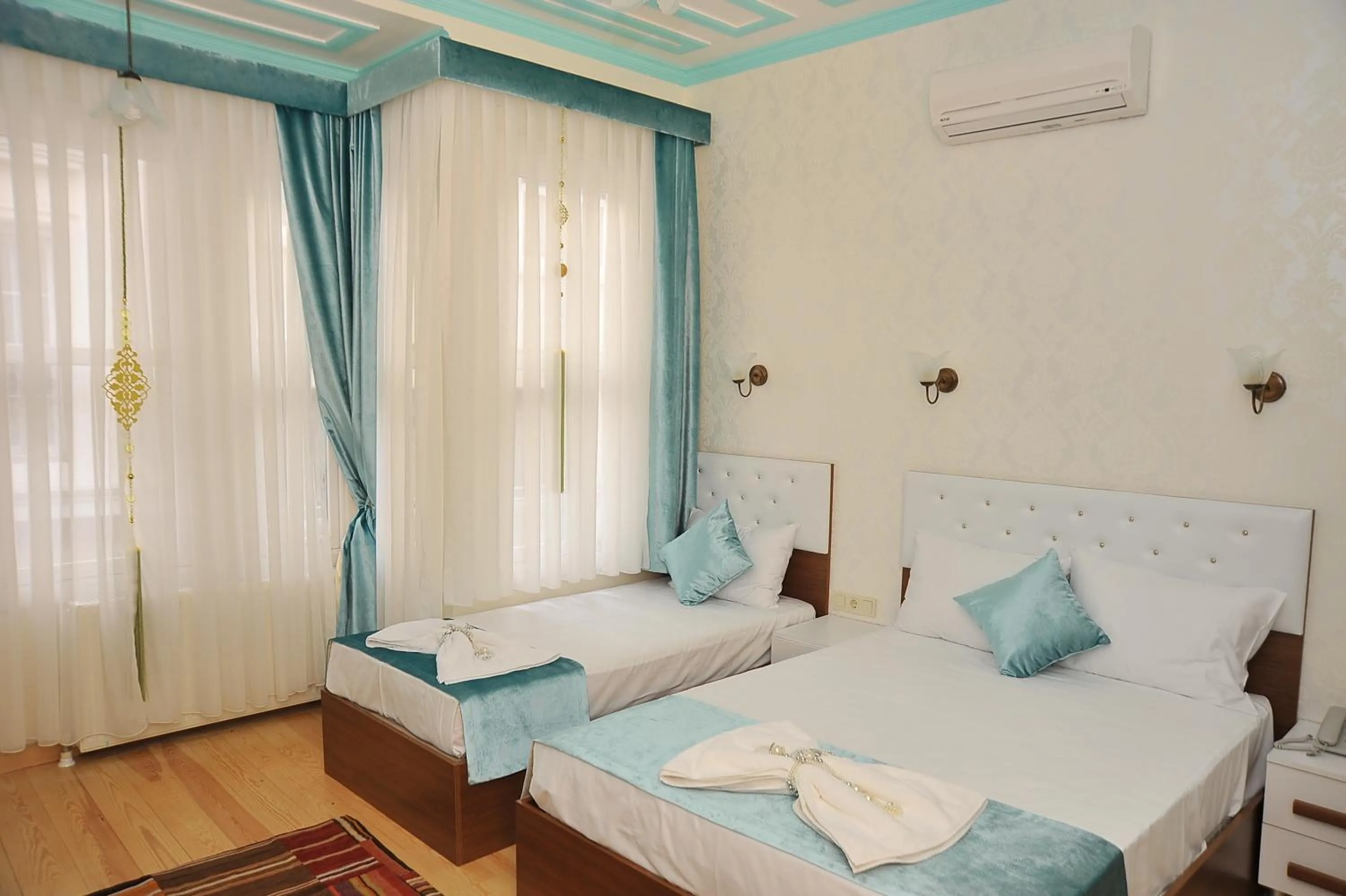 Photo of the whole room, Bed in Dualis Hotel