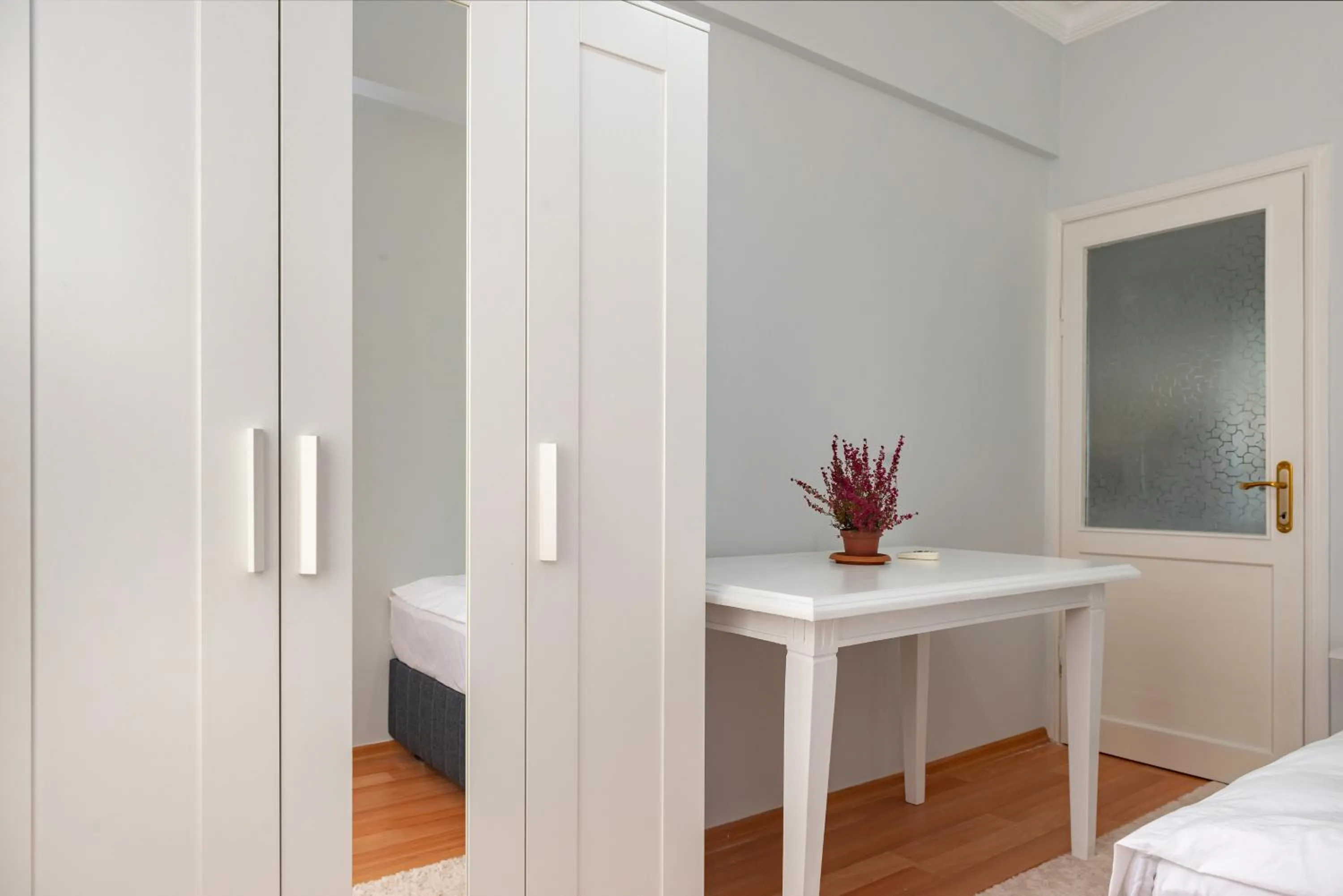 Photo of the whole room, Bed in Dualis Hotel