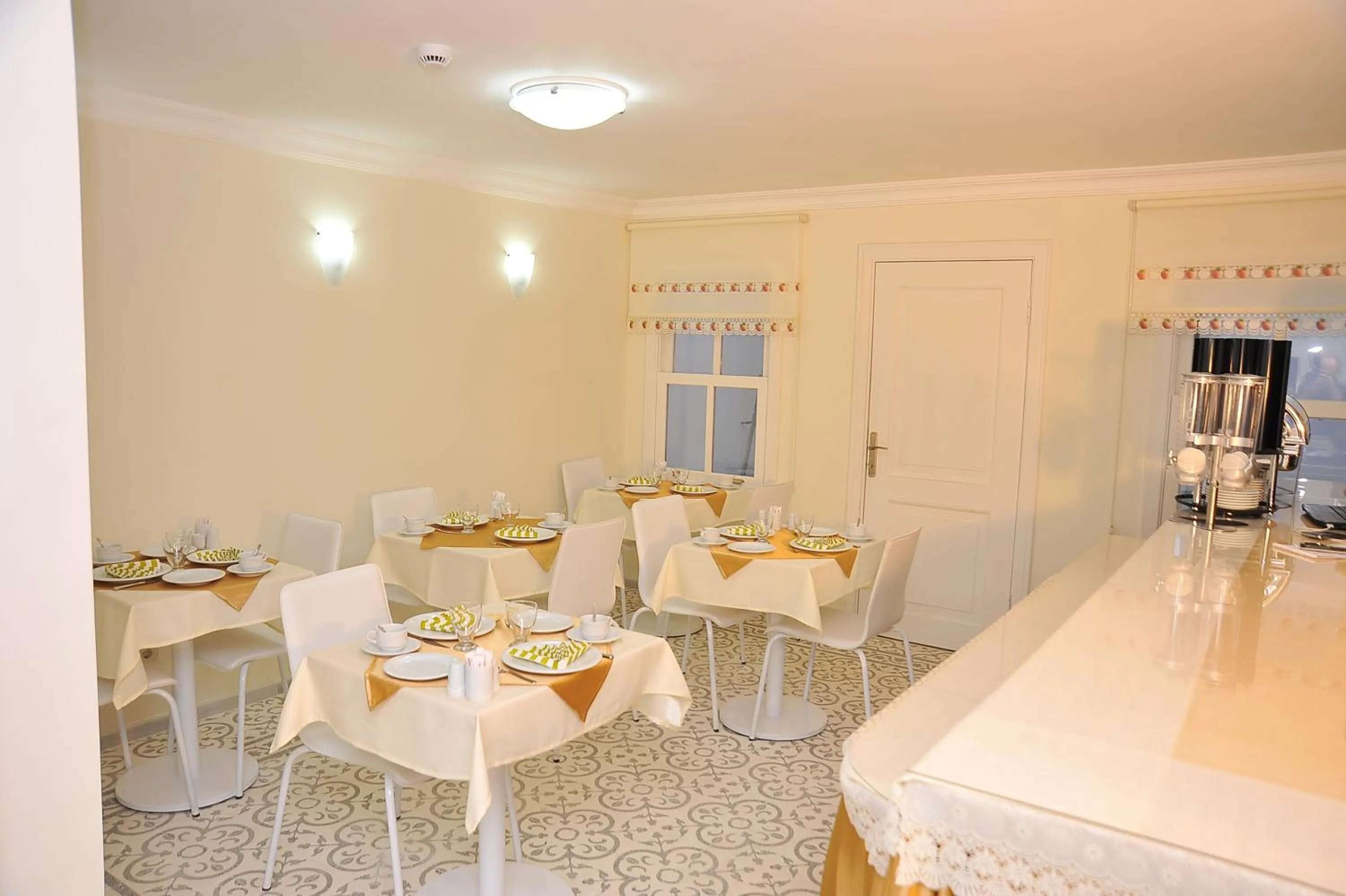 Restaurant/places to eat in Dualis Hotel