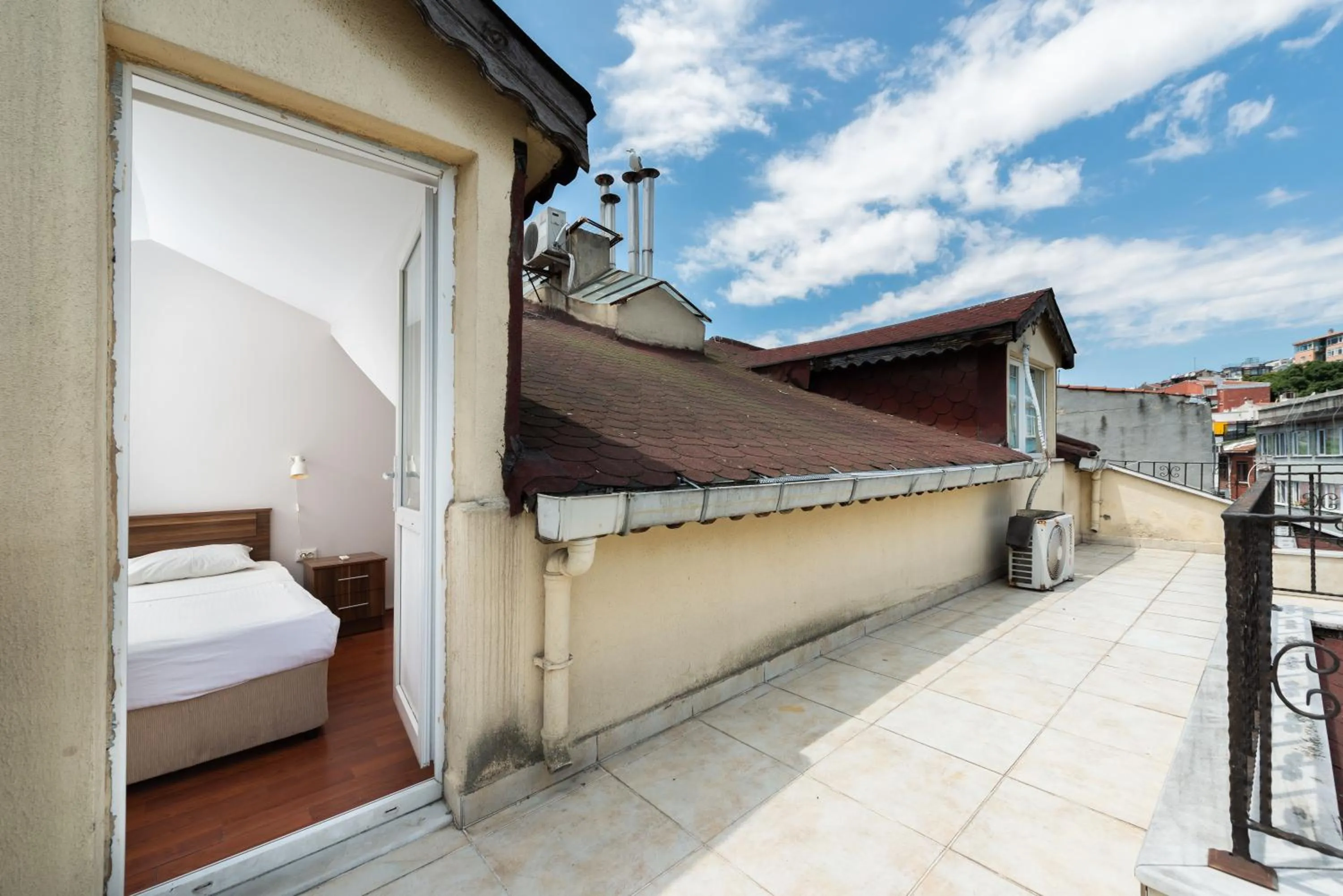 Balcony/Terrace, Bed in Dualis Hotel