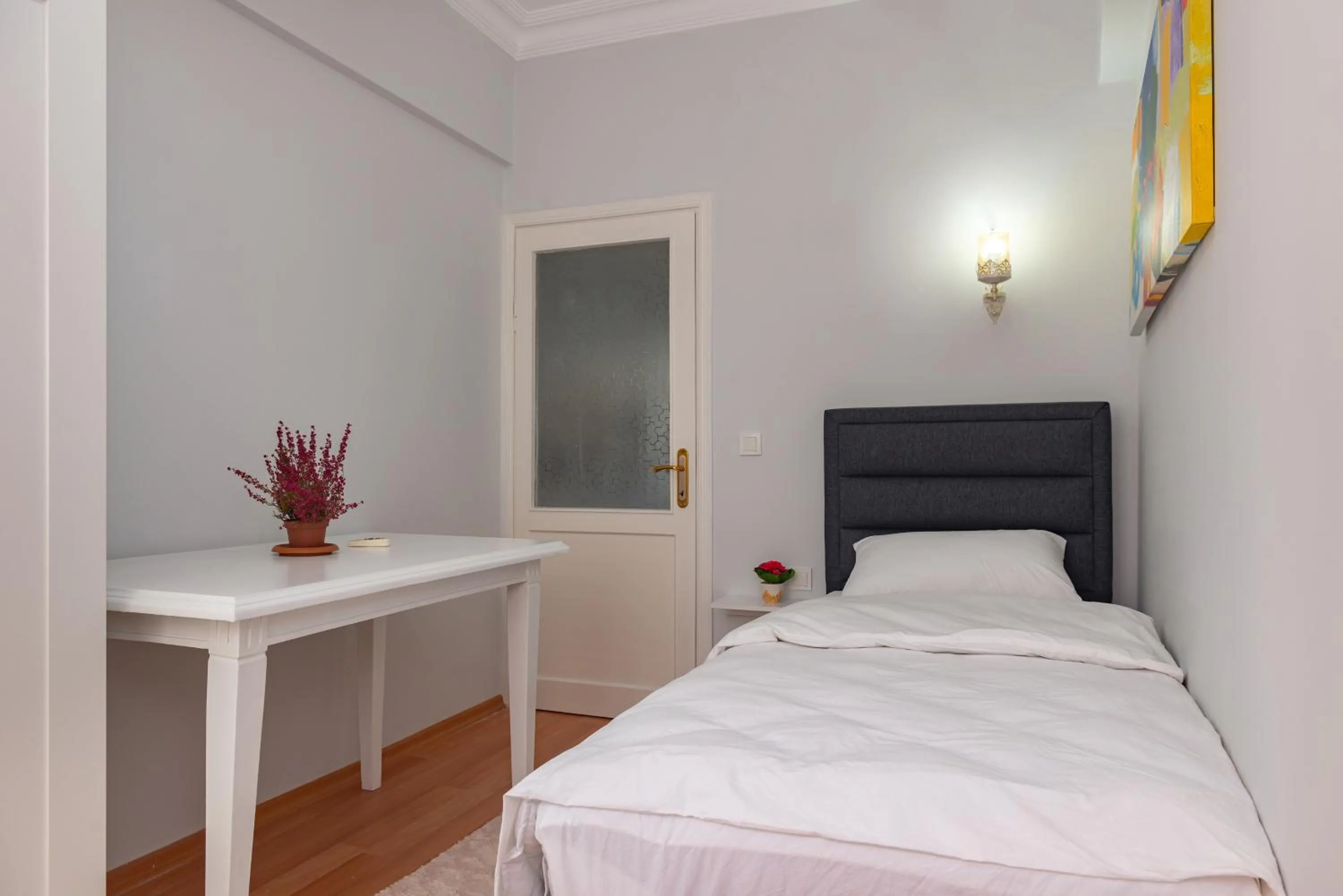 Photo of the whole room, Bed in Dualis Hotel