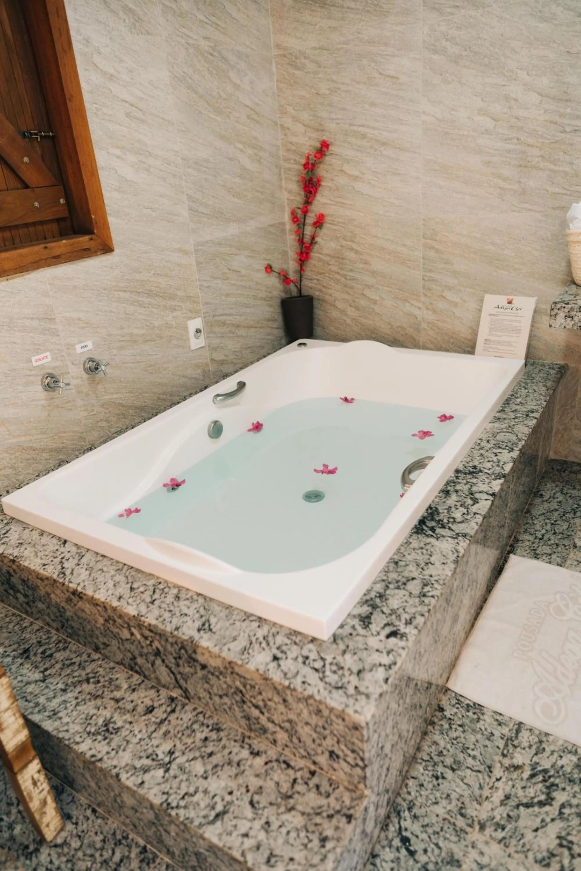 Hot Tub in Pousada Adega Cipo