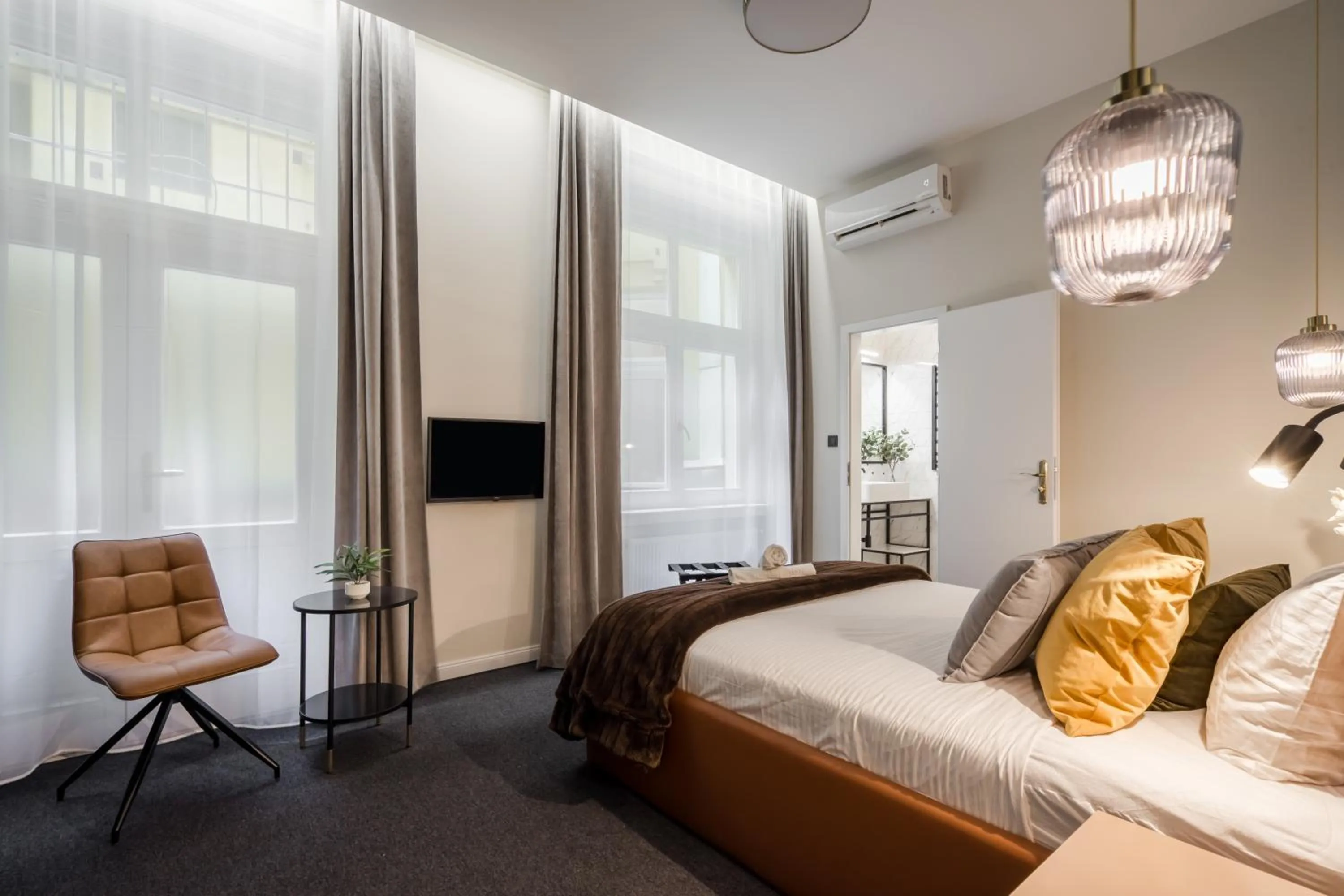 Bed in Astoria Boutique Suites- Best Location by BQA