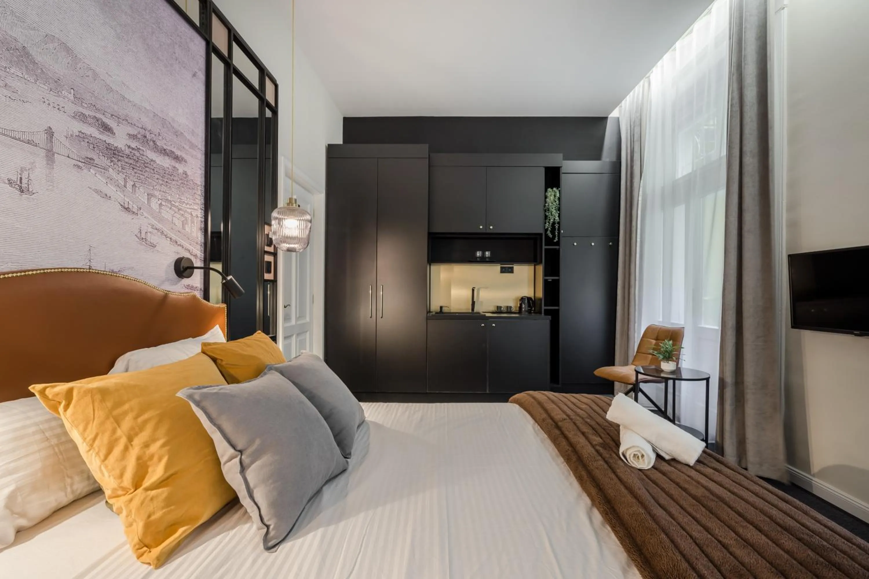 Bed in Astoria Boutique Suites- Best Location by BQA