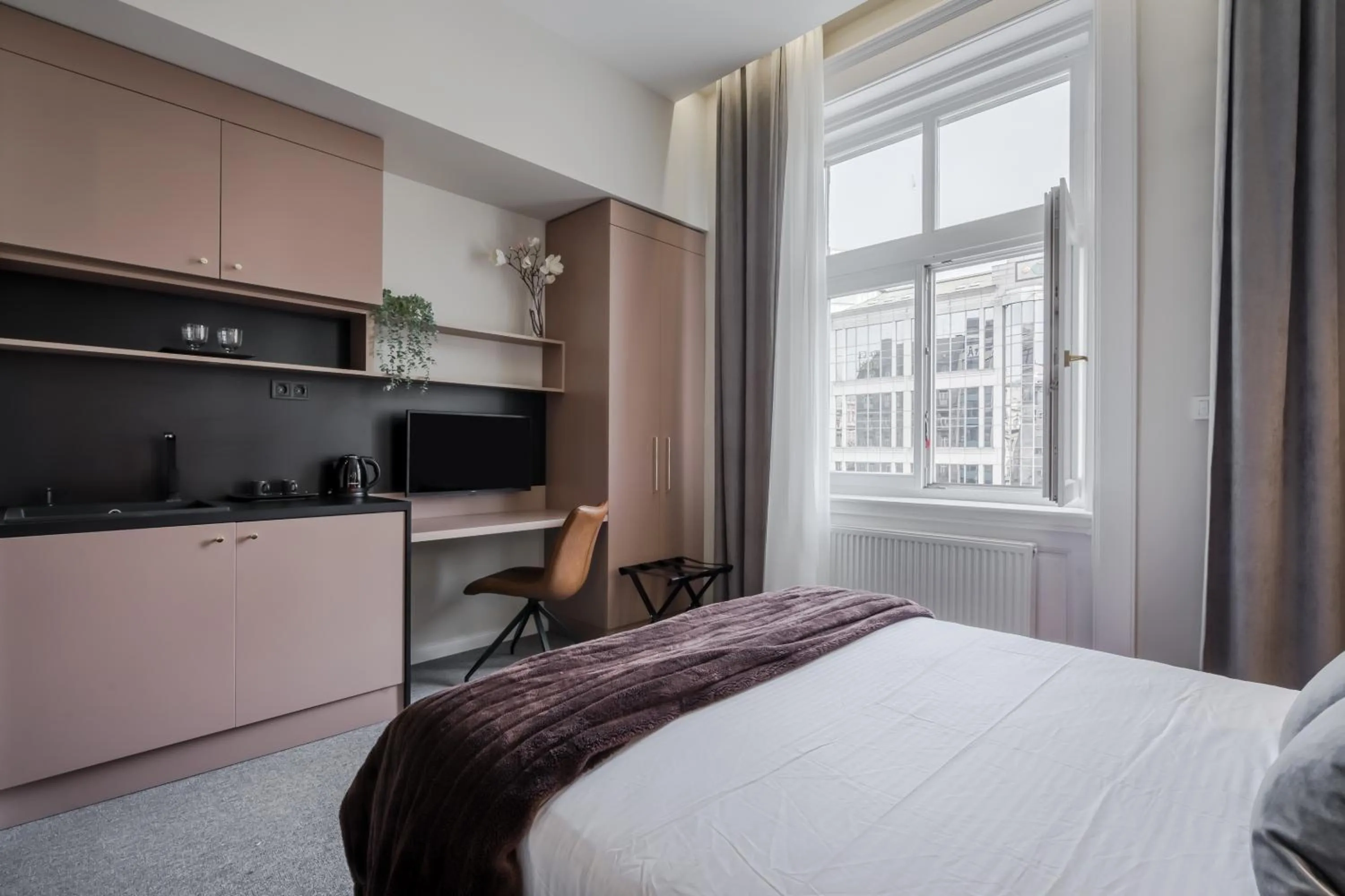 Bed in Astoria Boutique Suites- Best Location by BQA