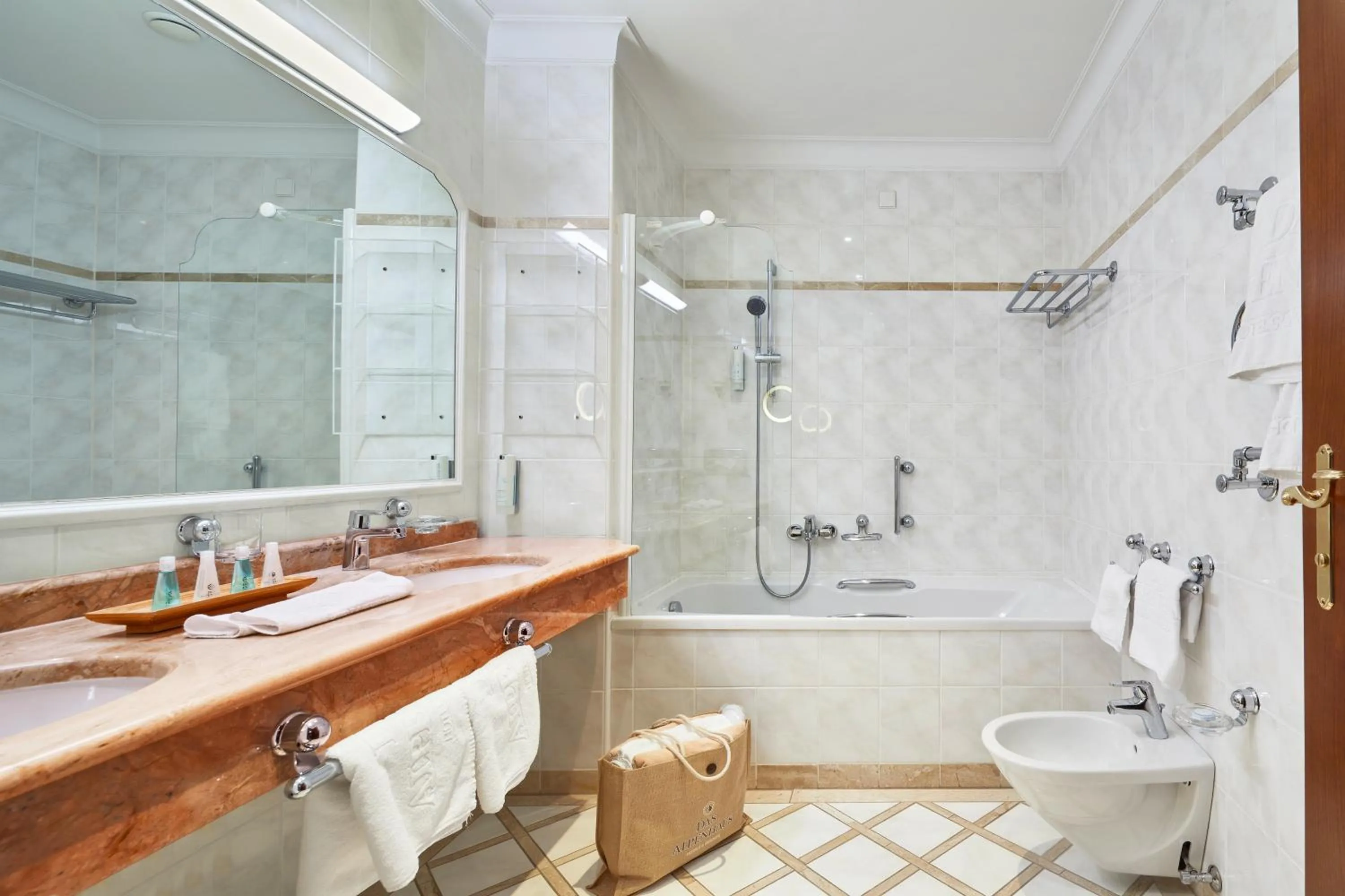 Shower in Das Alpenhaus Gasteinertal