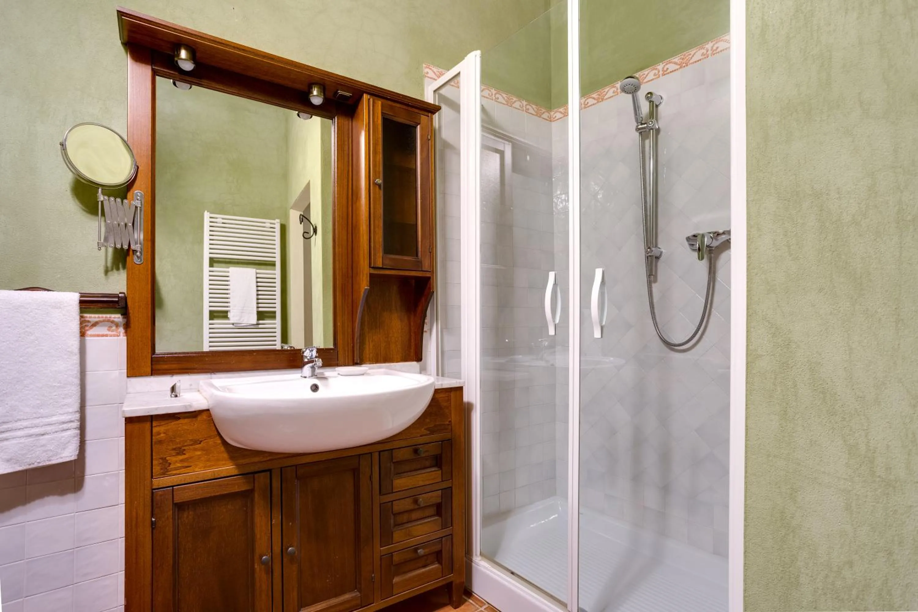 Shower in Ferrara Rooms