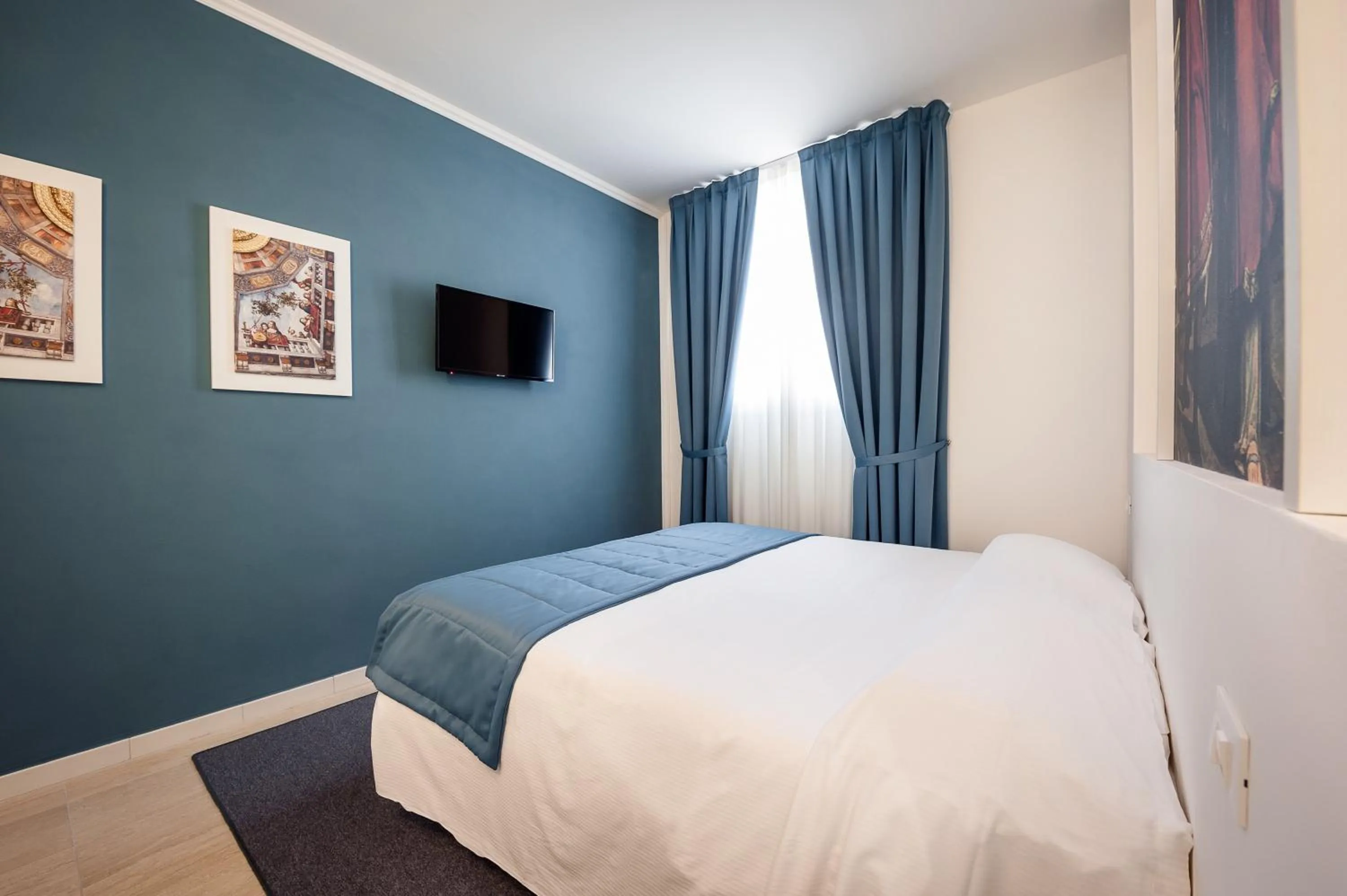 Photo of the whole room, Bed in Ferrara Rooms