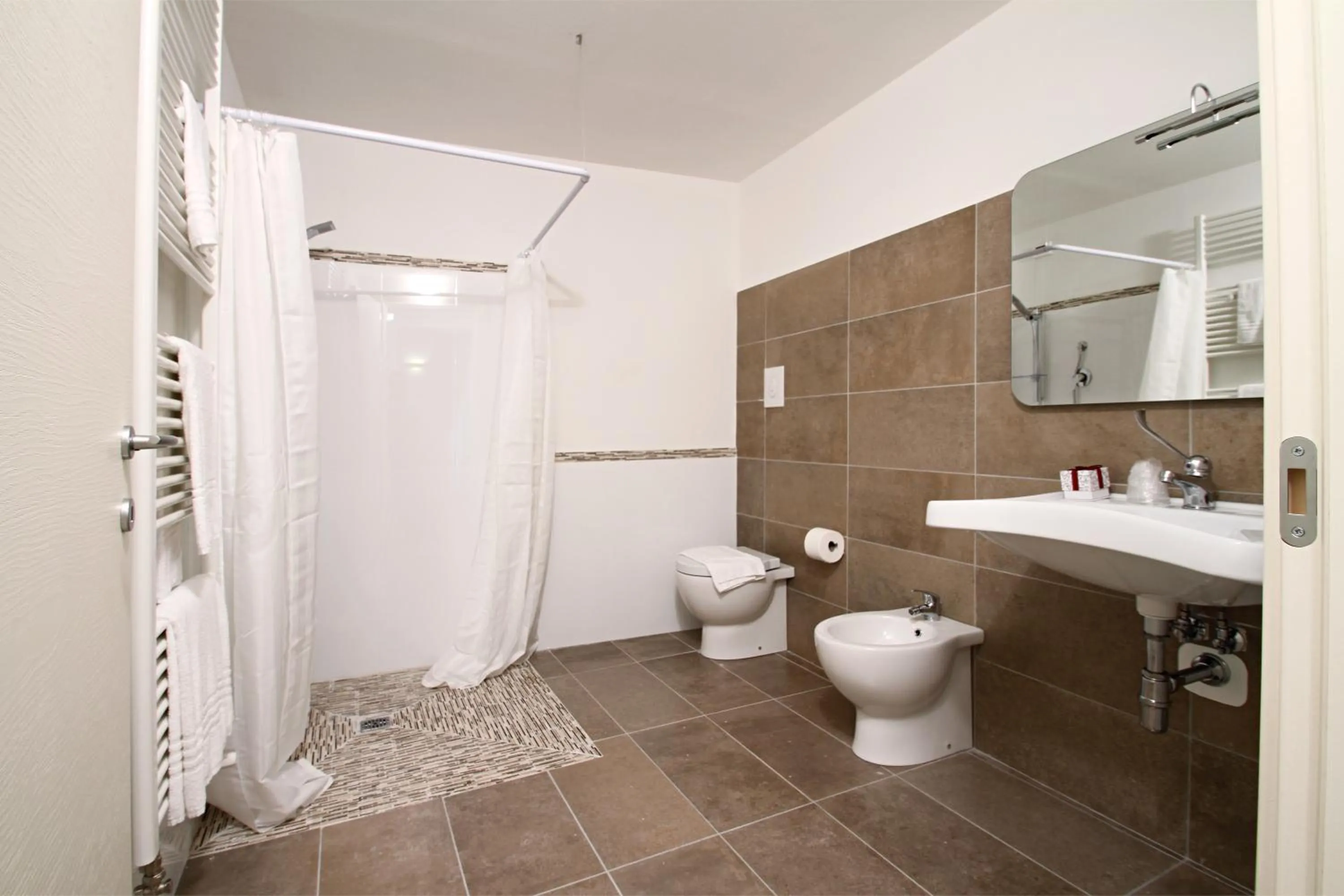 Bathroom in Ferrara Rooms