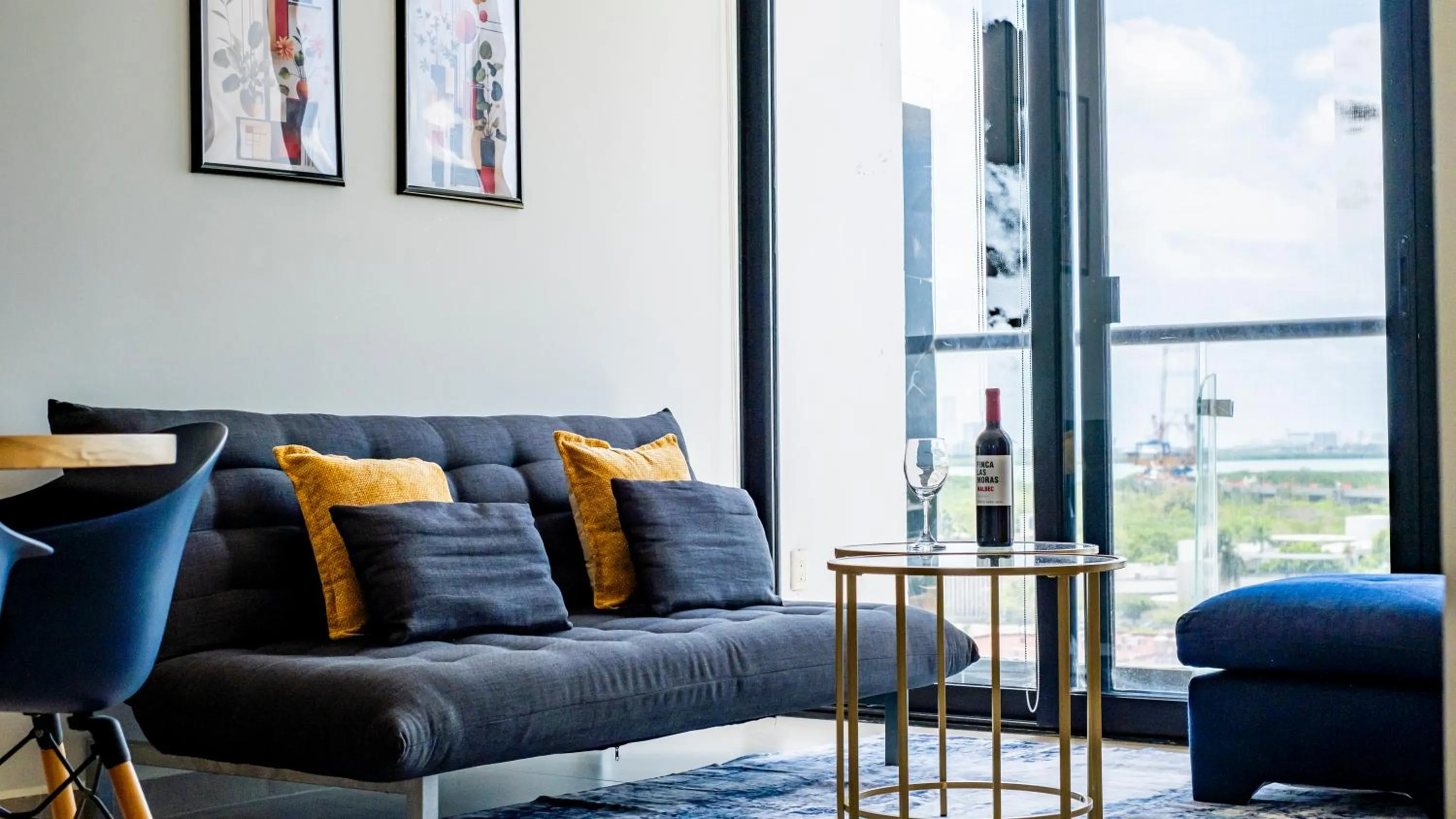 Living room in San Francisco by Andiani Travel