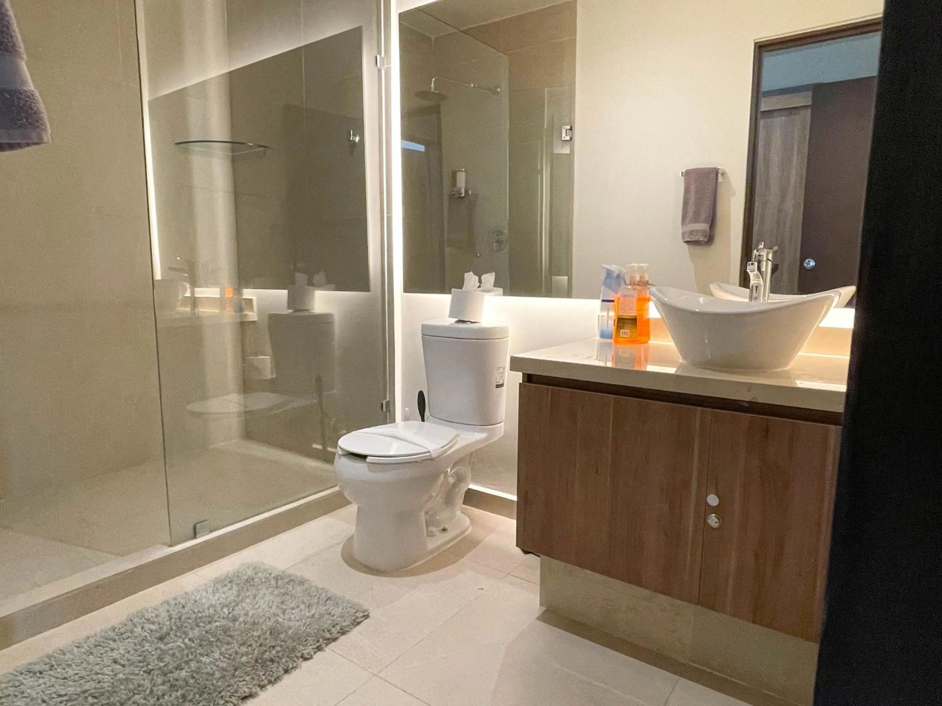 Bathroom in San Francisco by Andiani Travel