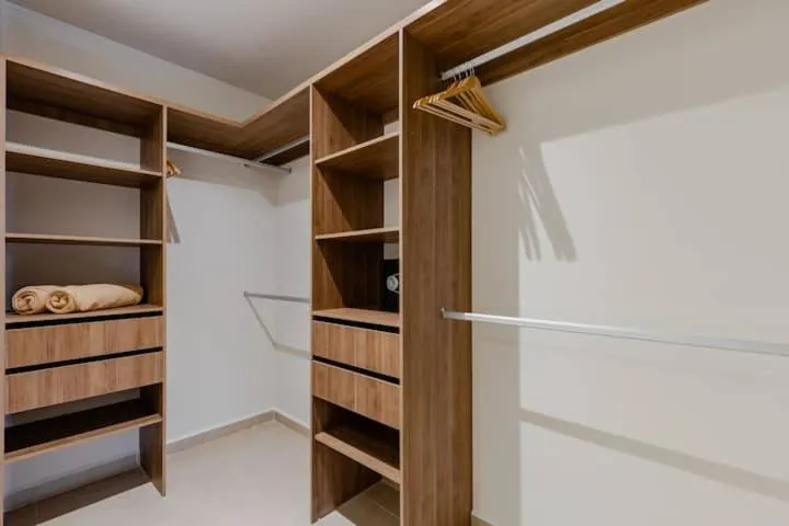 wardrobe, Bed in San Francisco by Andiani Travel