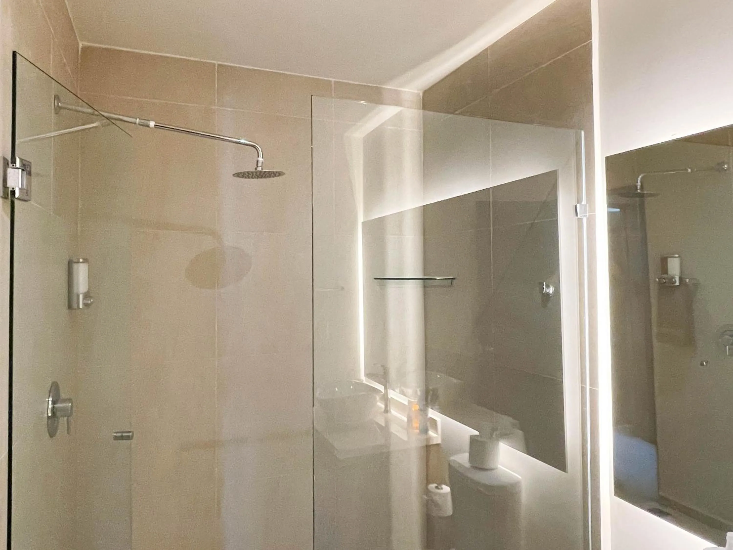 Shower in San Francisco by Andiani Travel