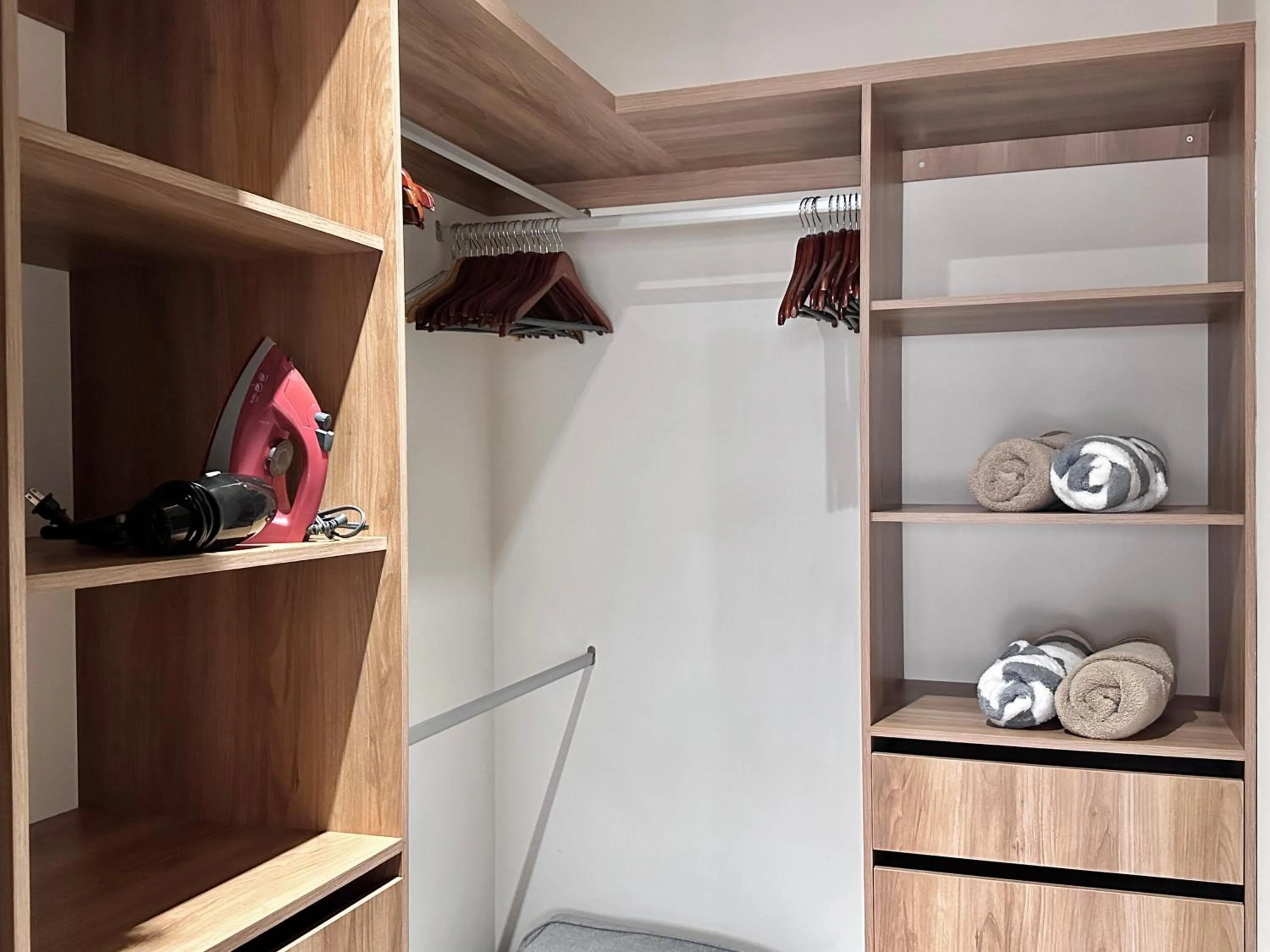 wardrobe in San Francisco by Andiani Travel