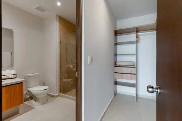 Shower in San Francisco by Andiani Travel