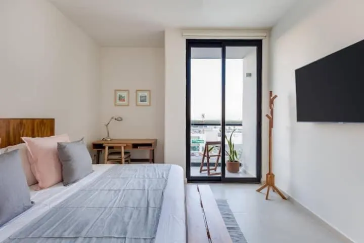 Bed in San Francisco by Andiani Travel