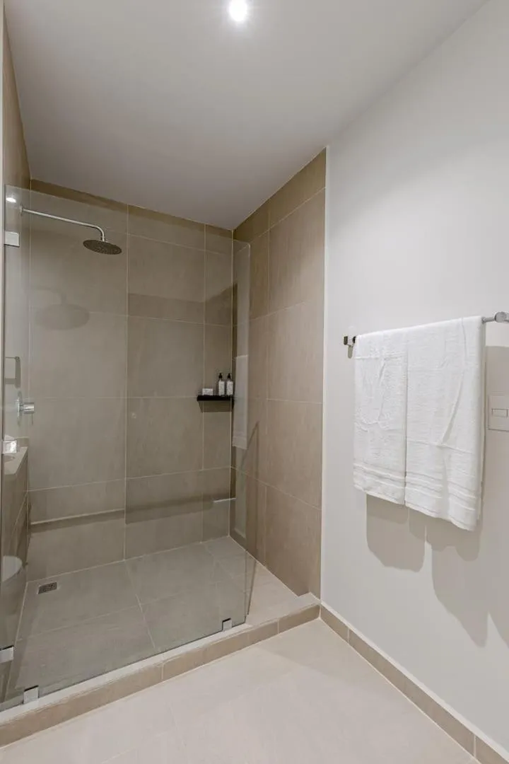 Shower in San Francisco by Andiani Travel